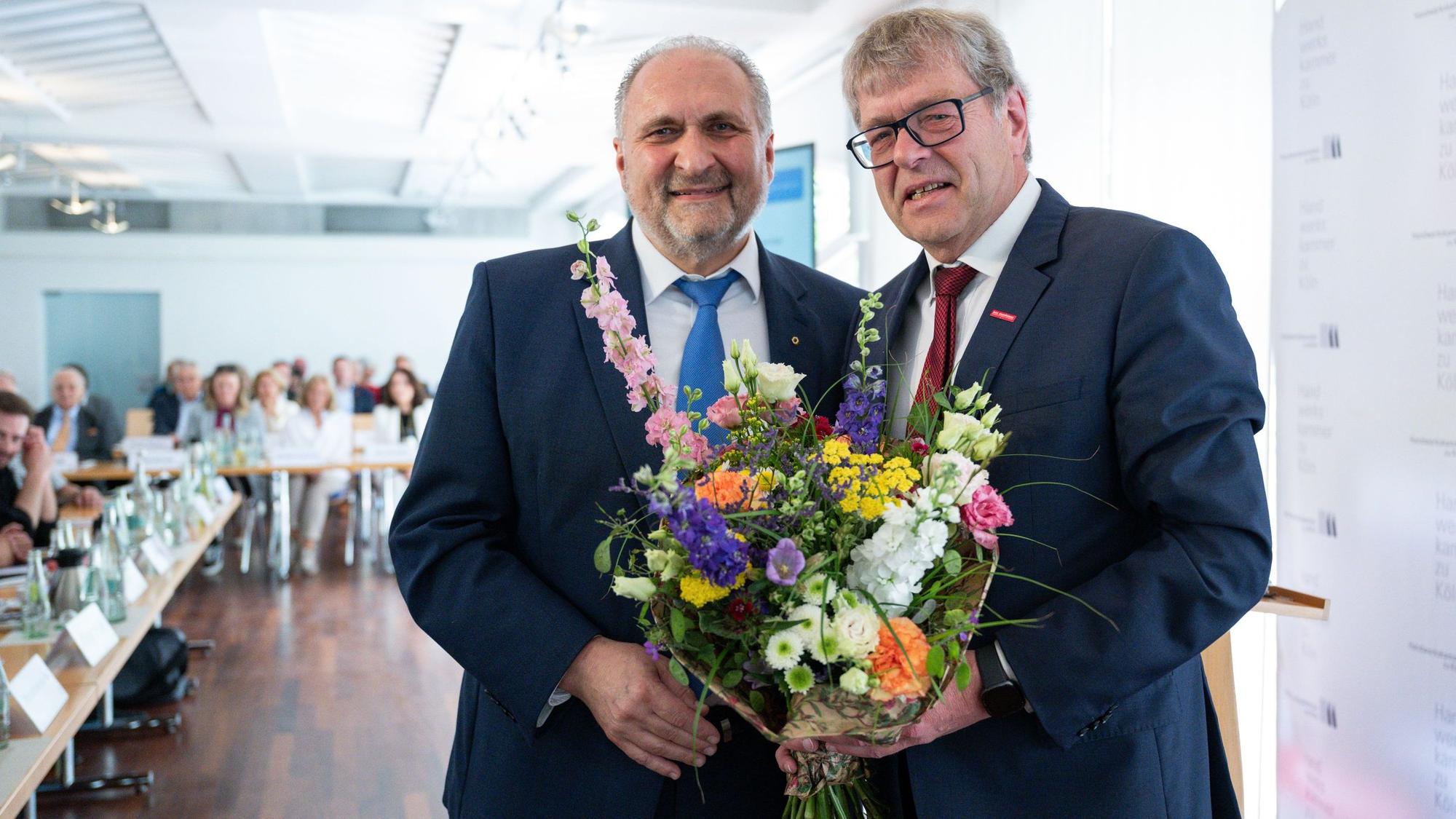 Thomas Radermacher (rechts) wurde am 22. Mai 2025 zum neuen Präsidenten der Handwerkskammer zu Köln gewählt. Er folgt auf Hans Peter Wollseifer (links).