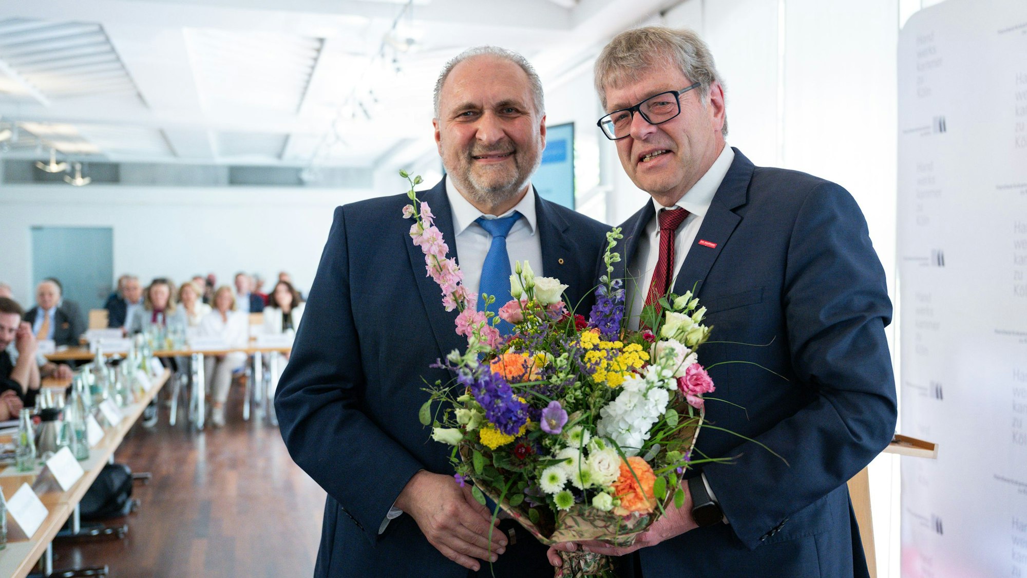 Thomas Radermacher (rechts) wurde am 22. Mai 2025 zum neuen Präsidenten der Handwerkskammer zu Köln gewählt. Er folgt auf Hans Peter Wollseifer (l.)
