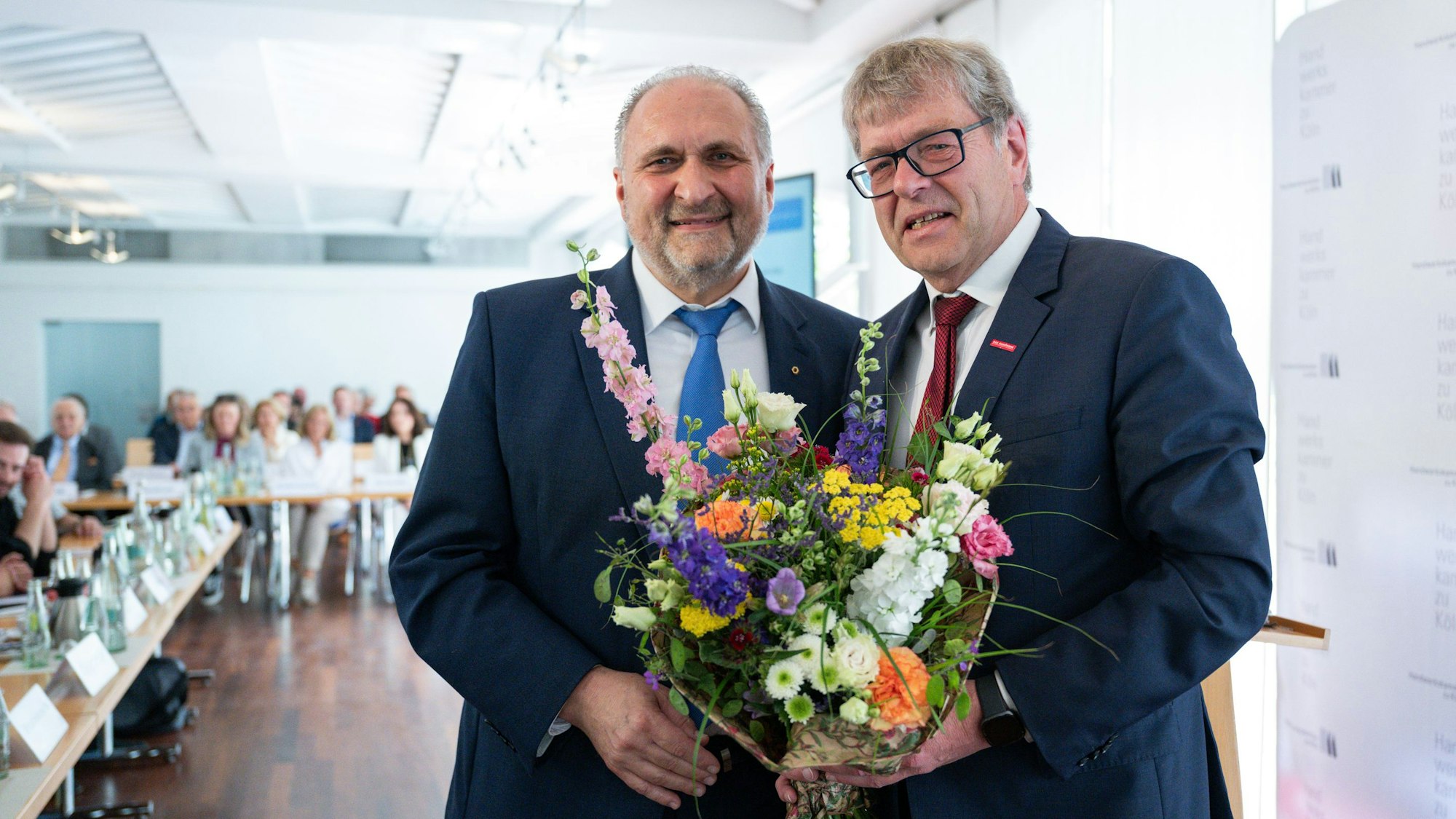 Thomas Radermacher (rechts) wurde am 22. Mai 2025 zum neuen Präsidenten der Handwerkskammer zu Köln gewählt. Er folgt auf Hans Peter Wollseifer (l.)