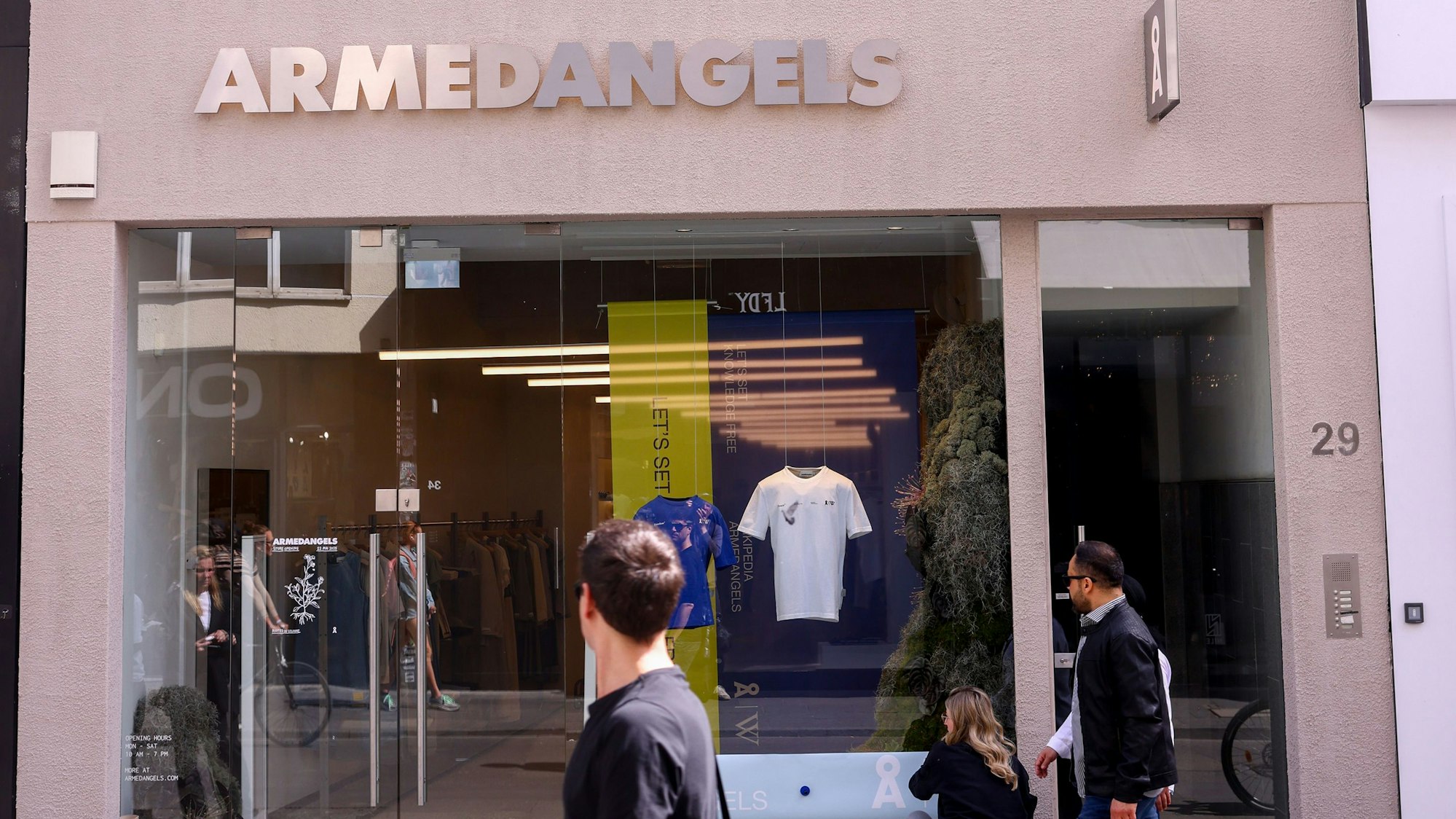 21.05.2025, Köln: Eröffnung des ersten eigenen Stores der Kölner Fairtrade Mode Labels Armed Angels in der Ehrenstraße.