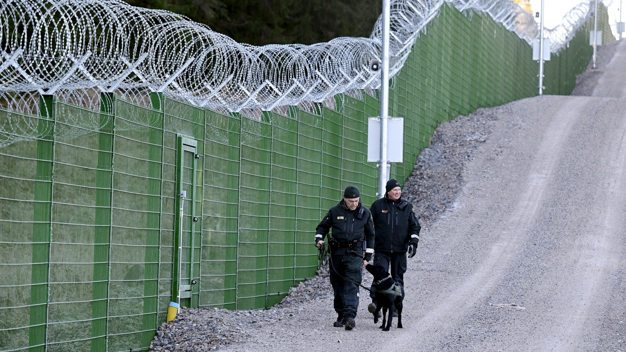 Grenzsoldaten und ein Grenzhund an der finnisch-russischen Grenze in Imatra. Die ersten 35 Kilometer eines geplanten Grenzzaunes wurden fertiggestellt. (Archivbild)