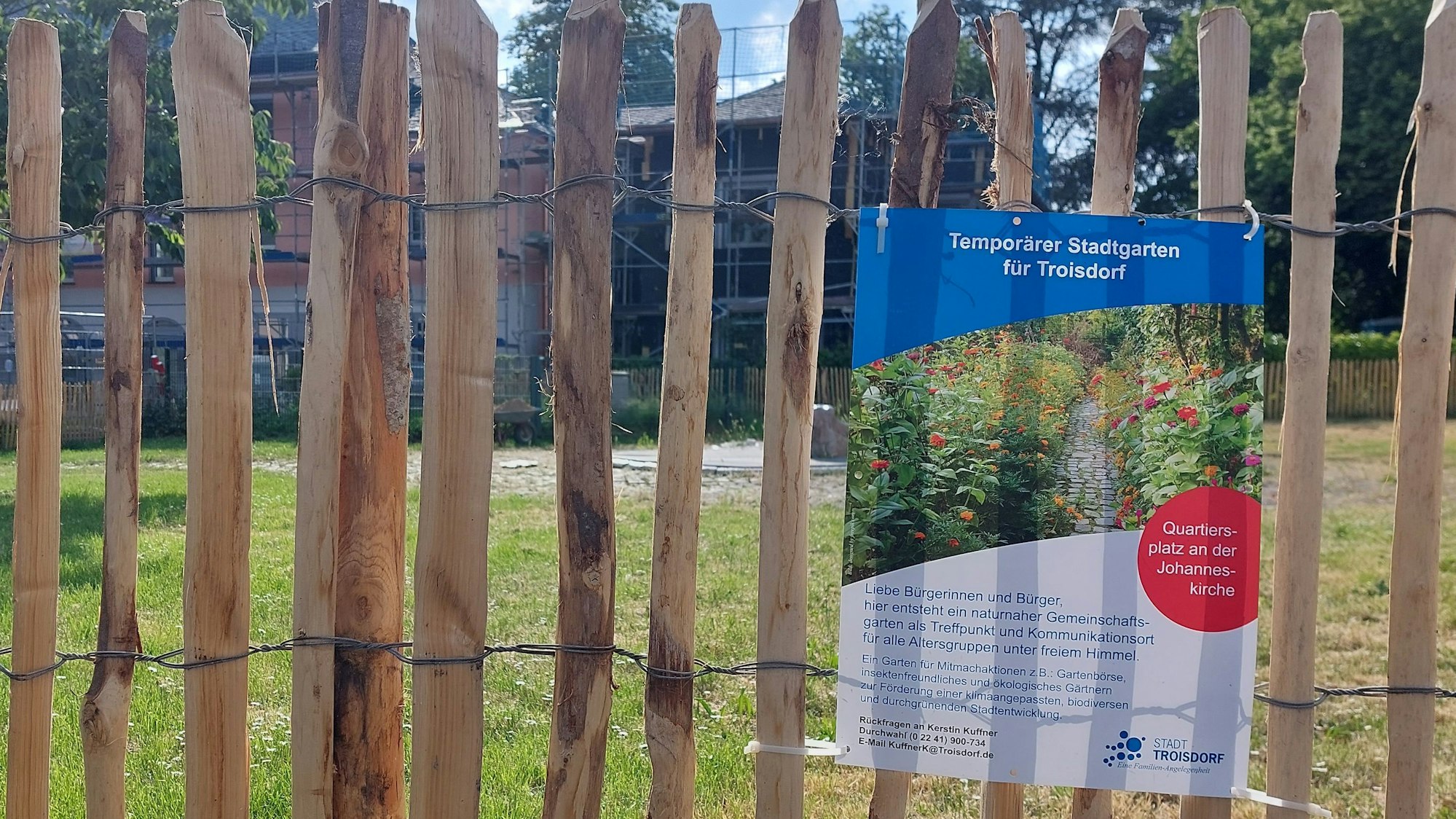 Der Platz vor dem evangelischen Gemeindezentrum zwischen Kronprinzenstraße und Viktoriastraße in der Troisdorfer Innenstadt soll für mindestens zwei Jahre als Gemeinschaftsgarten genutzt werden.