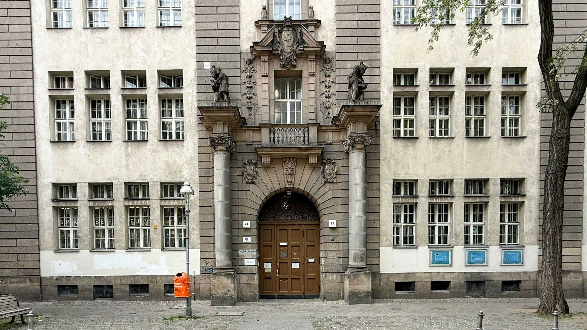 Ein homosexueller Lehrer an einer Grundschule in Berlin-Moabit ist nach eigenen Angaben von Schülern monatelang beschimpft, beleidigt und gemobbt worden.