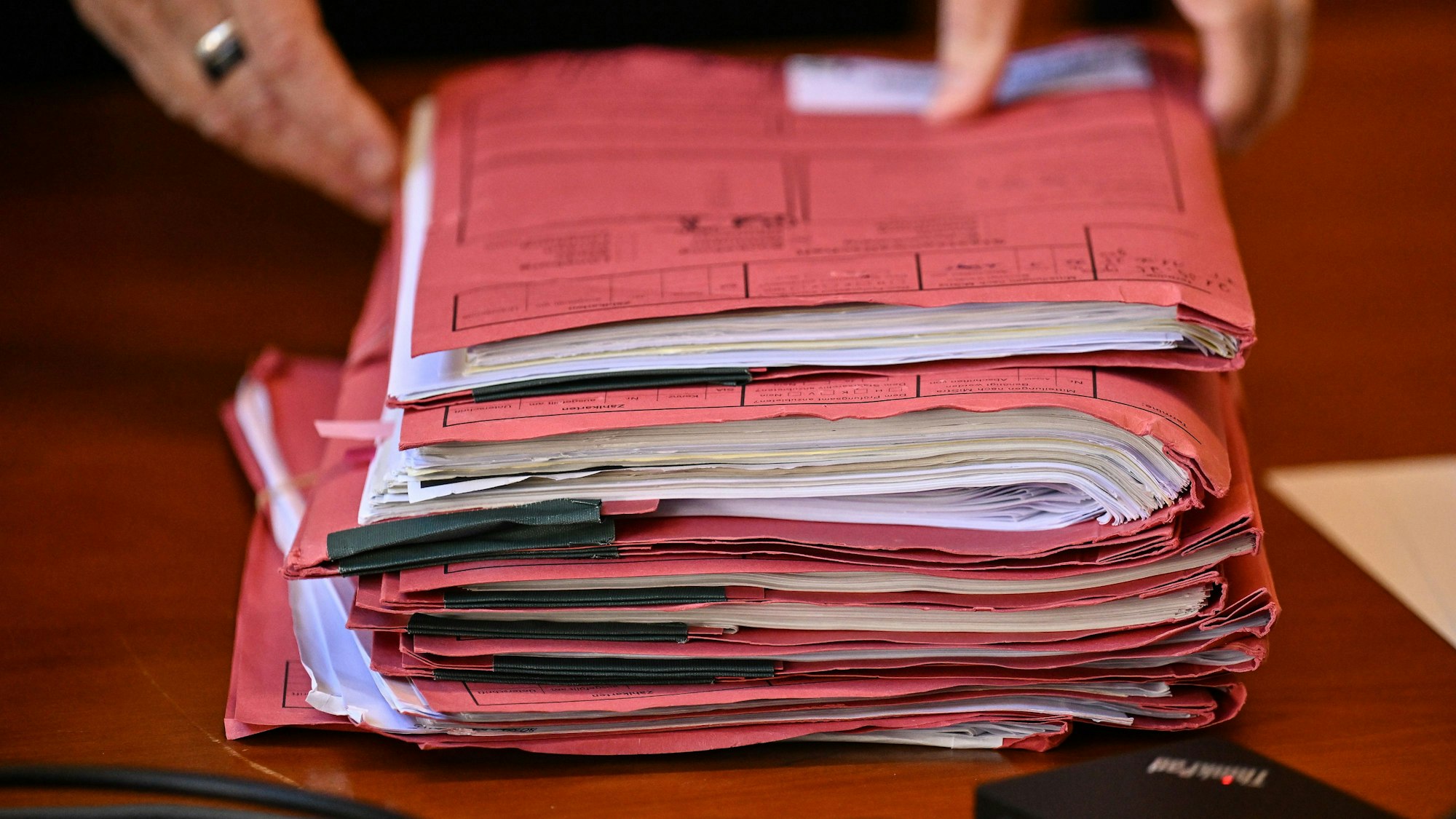 Akten liegen auf einem Tisch im Gerichtssaal. Symbolfoto.