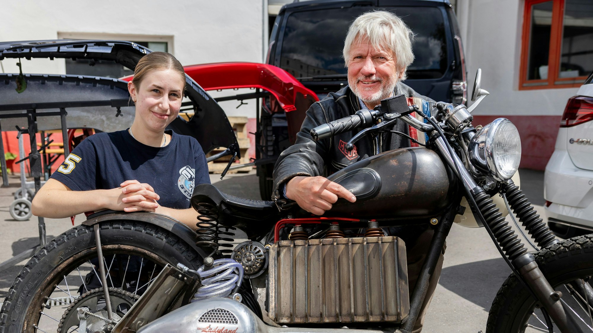 20.05.2025, Köln: Veedelsspaziergang durch Zollstock mit Jürgen Becker.
Im Bild Jürgen Becker und die Lackiererin Laura Froch.
Foto: Michael Bause