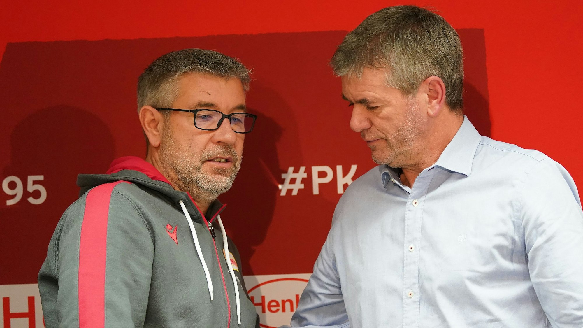 Retter Friedhelm Funkel hätte gerne beim 1. FC Köln weitergemacht, muss aber wohl weichen. Urs Fischer (links) steht nach KStA-Informationen hoch im Kurs bei den Kölner Verantwortlichen. (Archivbild)