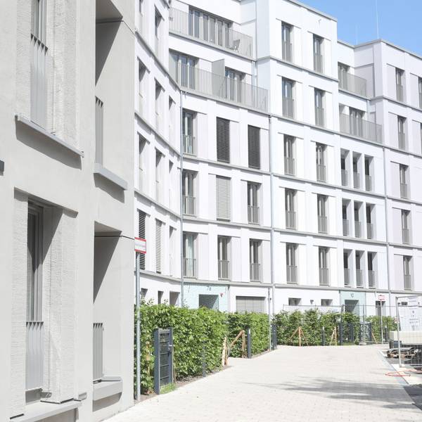 Im neuen Viertel in der Nähe des Zoos sind schon die ersten Bewohner zu sehen. Aber es wird noch fleißig gebaut zwischen der Oppenheimstraße, Worringer Straße, der Mevissenstraße, Konrad-Adenauer-Ufer und der Riehler Straße. Hier erstreckt sich das neue Veedel Viva Agrippina auf dem ehemaligen Zurich-Gelände.