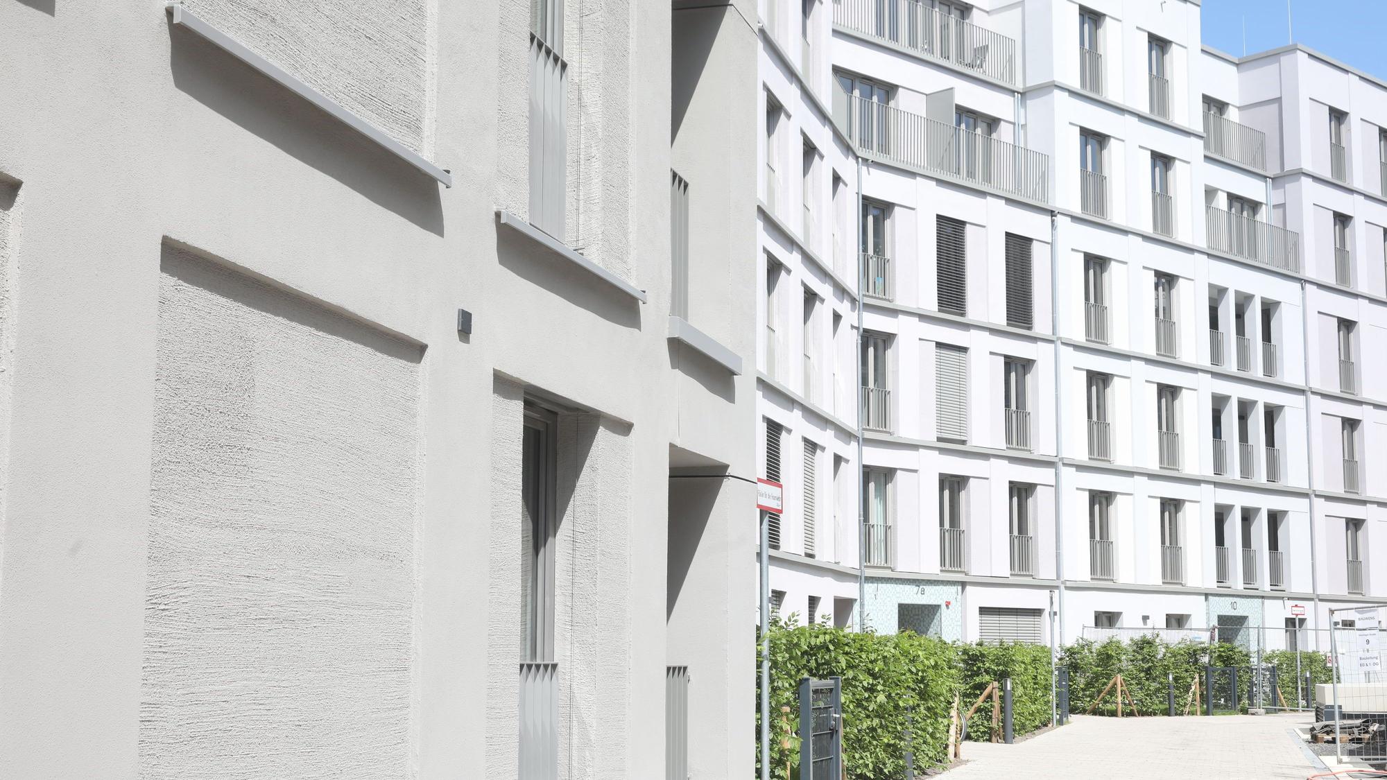 Im neuen Viertel in der Nähe des Zoos sind schon die ersten Bewohner zu sehen. Aber es wird noch fleißig gebaut zwischen der Oppenheimstraße, Worringer Straße, der Mevissenstraße, Konrad-Adenauer-Ufer und der Riehler Straße. Hier erstreckt sich das neue Veedel Viva Agrippina auf dem ehemaligen Zurich-Gelände.