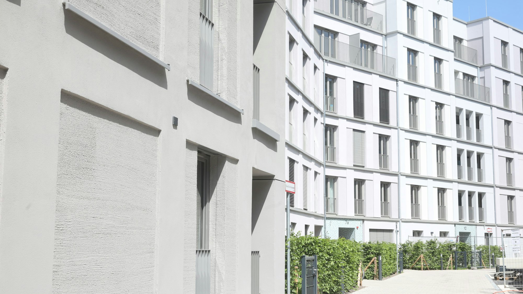 Im neuen Viertel in der Nähe des Zoos sind schon die ersten Bewohner zu sehen. Aber es wird noch fleißig gebaut zwischen der Oppenheimstraße, Worringer Straße, der Mevissenstraße, Konrad-Adenauer-Ufer und der Riehler Straße. Hier erstreckt sich das neue Veedel Viva Agrippina auf dem ehemaligen Zurich-Gelände.