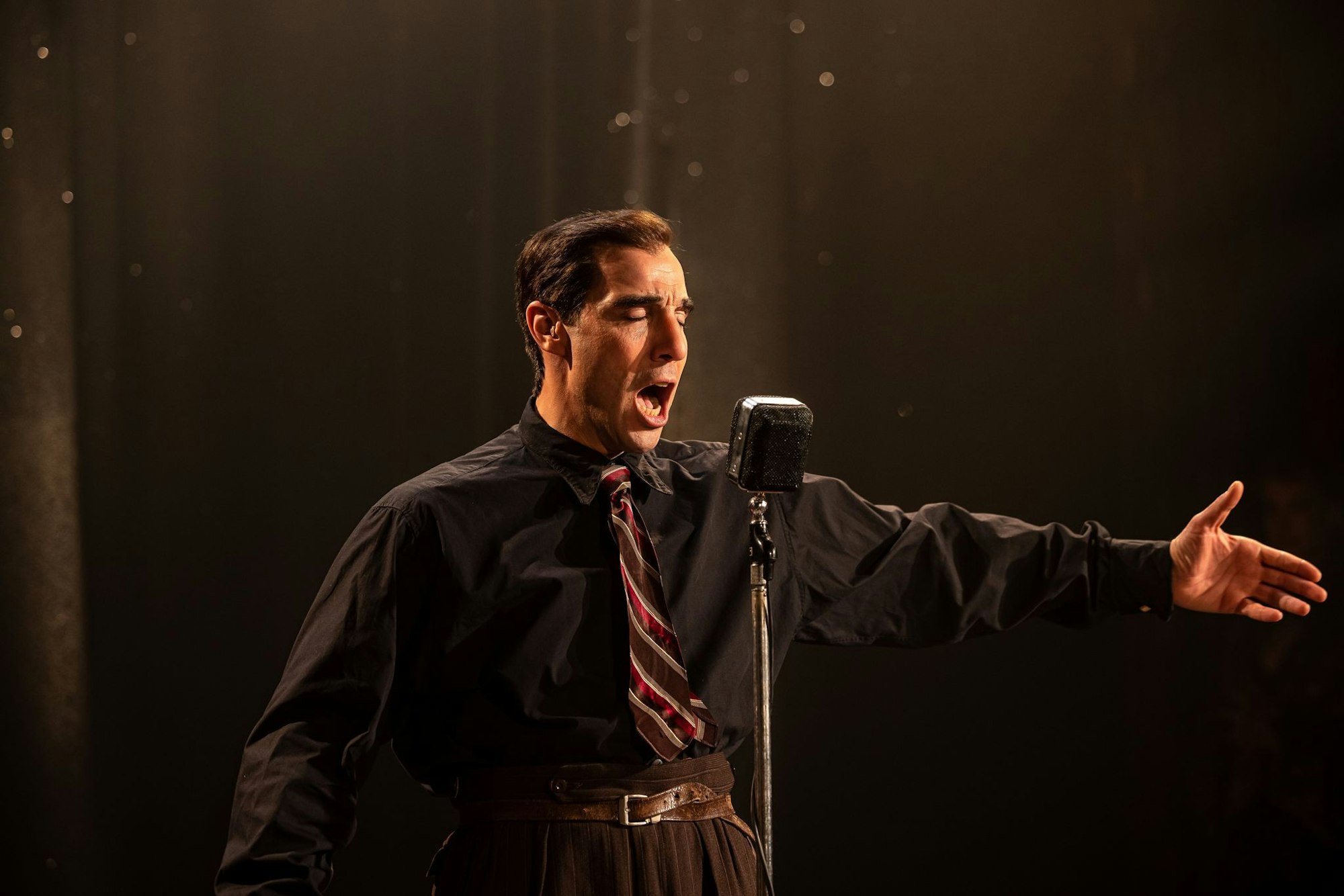 Tahar Rahim als Charles Aznavour in der Filmbiografie «Monsieur Aznavour».