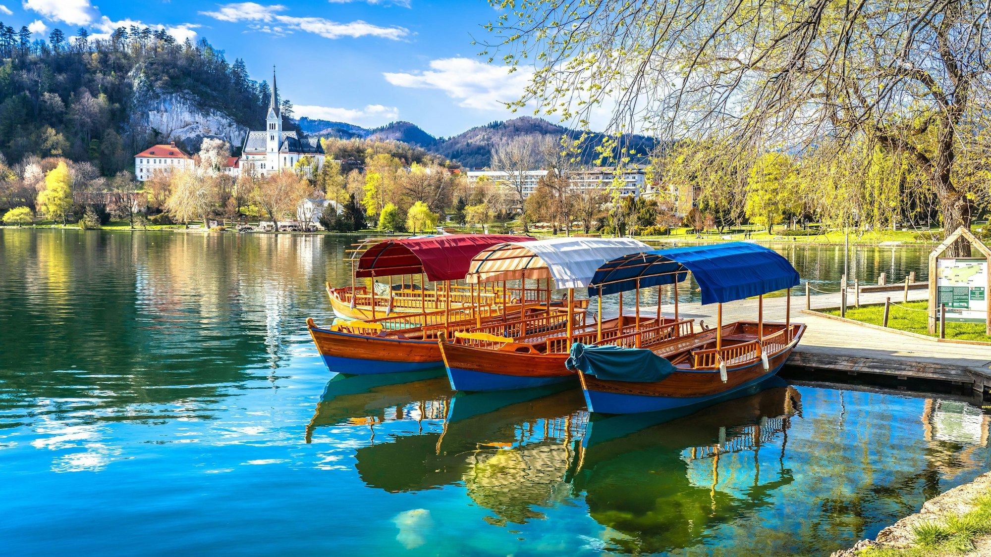 Frühlingsruhe am Bleder See mit Booten.