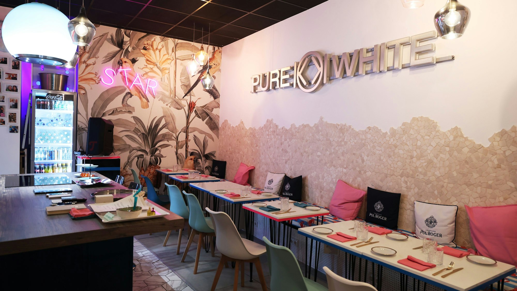 Der Innenraum des Restaurants Le Petit Pure White in Köln.