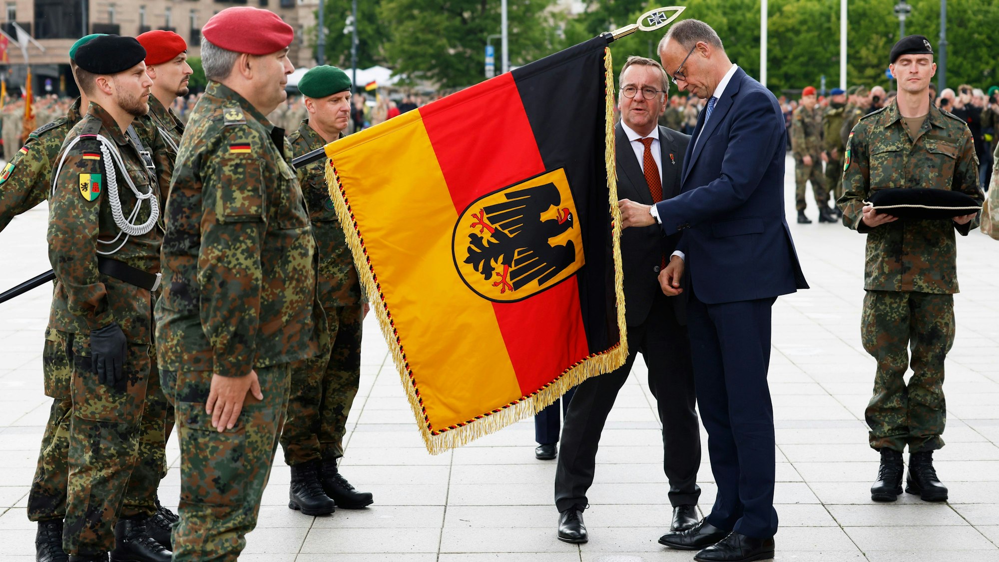 Mai 2025, Vilnius: Bundeskanzler Friedrich Merz (CDU) und Verteidigungsminister Boris Pistorius (SPD) nehmen am Aufstellungsappell der Panzerbrigade 45 teil.