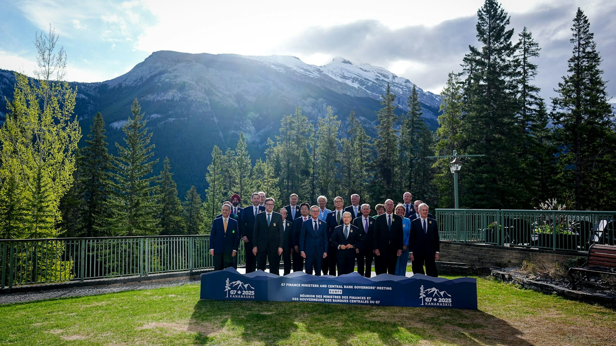 Die G7-Finanzminister und Notenbankgouverneure mit Lars Klingbeil (3.vl, SPD), Bundesminister der Finanzen, Vizekanzler und SPD-Bundesvorsitzender, stehen für das Familienfoto zusammen.