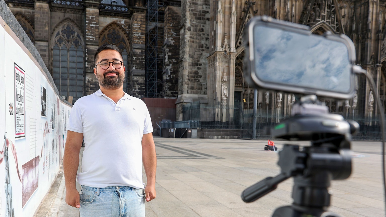 Zabur Asadi, auf Online-Plattformen „Rubaz“, stellte einen neuen Weltrekord vor dem Dom auf.