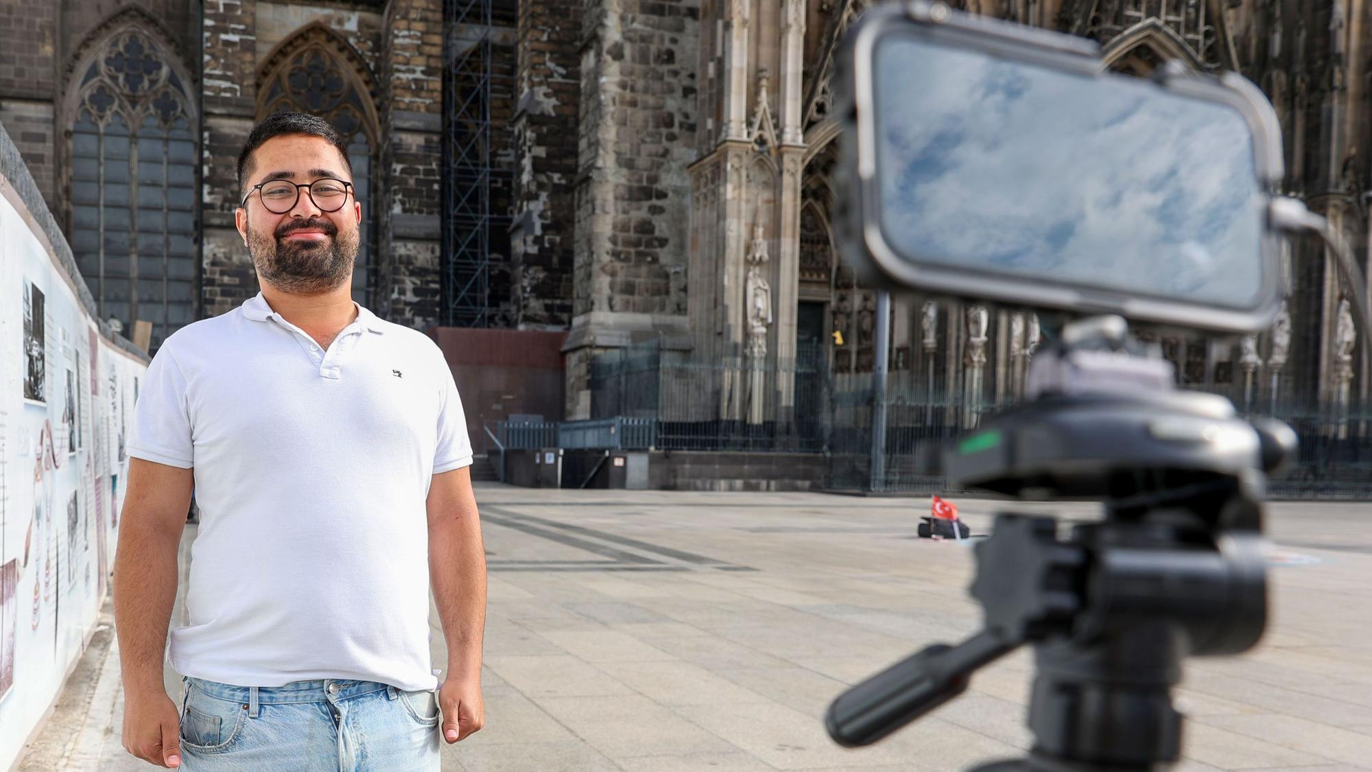 Zabur Asadi, auf Online-Plattformen „Rubaz“, stellte einen neuen Weltrekord vor dem Dom auf.