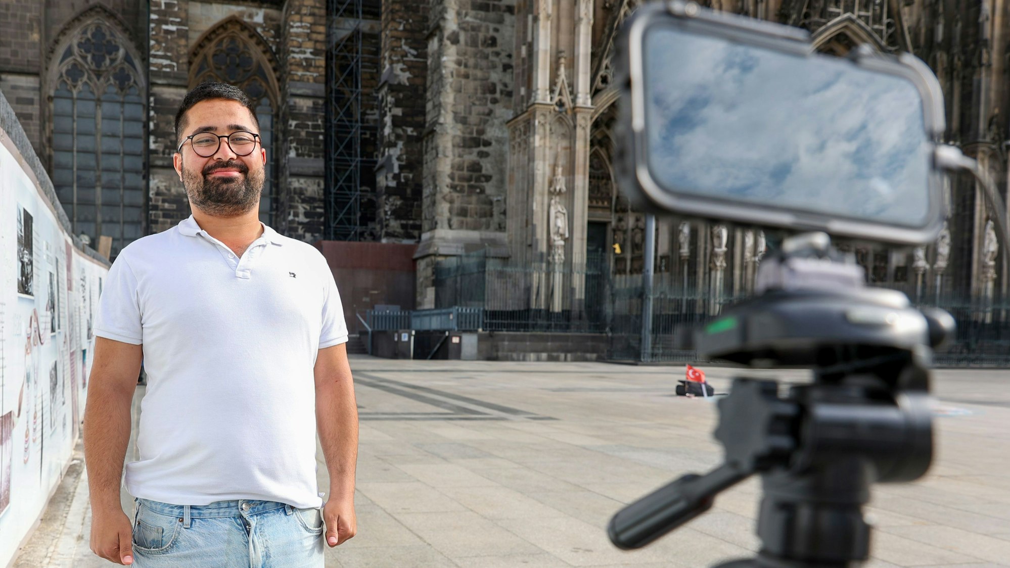 Zabur Asadi, auf Online-Plattformen „Rubaz“, stellte einen neuen Weltrekord vor dem Dom auf.