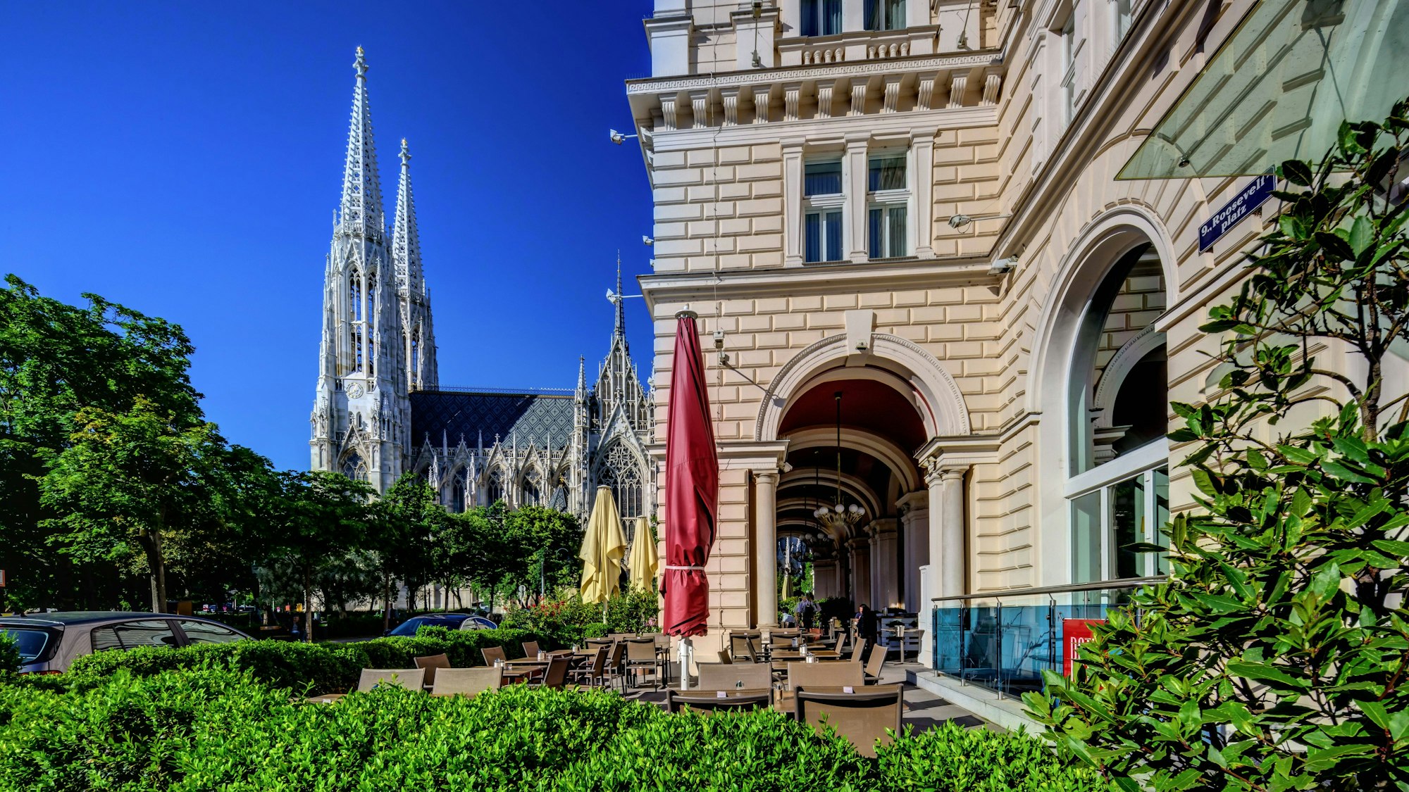 In Wien trifft beim Stadtbild mit Geschichte Sicherheit auf Stil, wenn selbst die Votivkirche den Rooseveltplatz überragt.