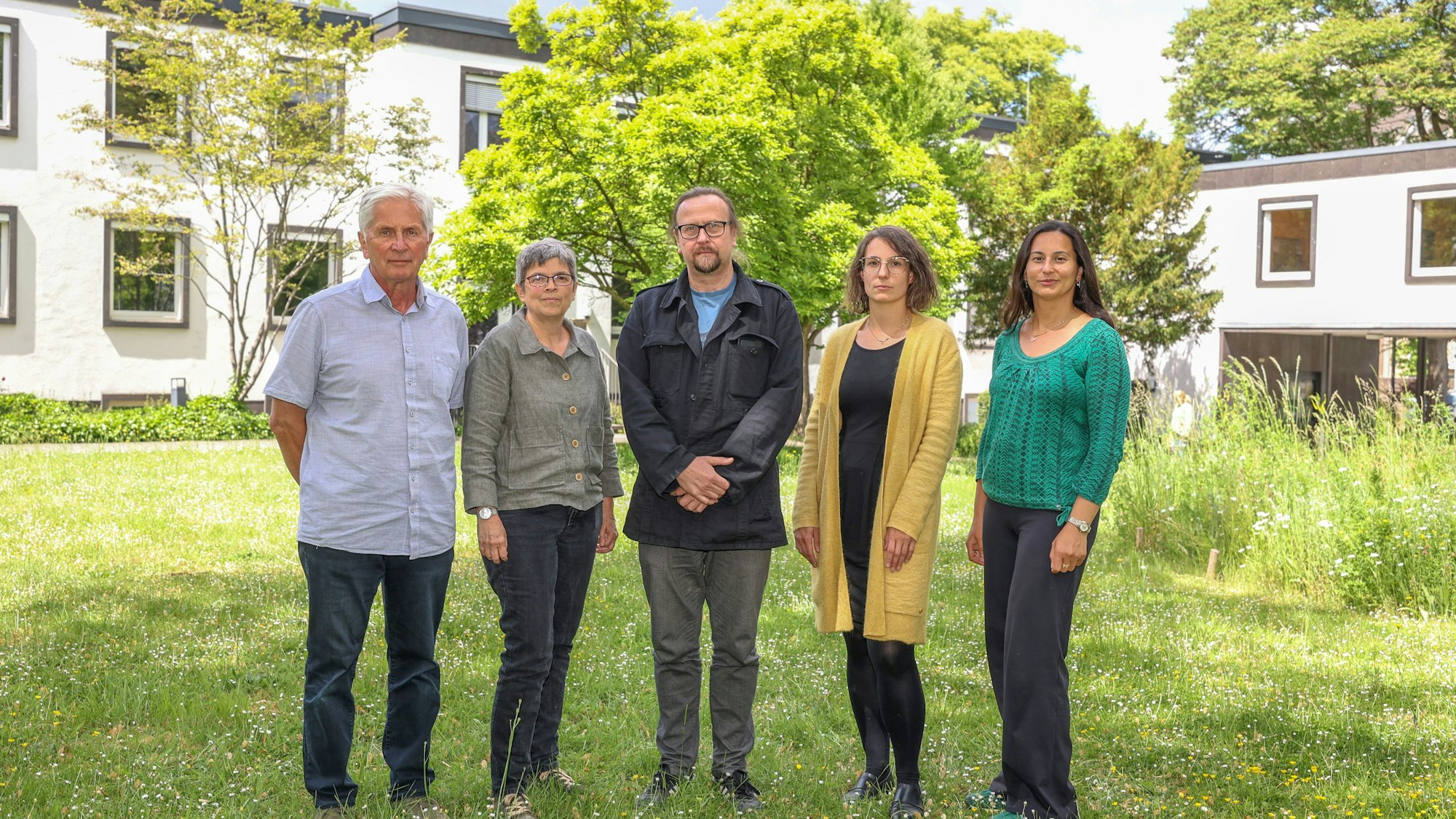 22.05.2025
Köln:
Trotz Zusagen soll 2024 noch immer kein Geld für den Anonymen Krankenschein geflossen sein. Ehrenamtliche von u.a. Diakonie und Malteser berichten, was das für Konsequenzen hat.
Dr. Heinrich Flammang (Malteser), Annette de Fallois (Diakonie Köln) , Silvio Vander (Rom e.V.), Birte Lange (Kölner Flüchtlingsrat), Shaghayegh Zafari (agisra e.V.)
mgoyert@web.de