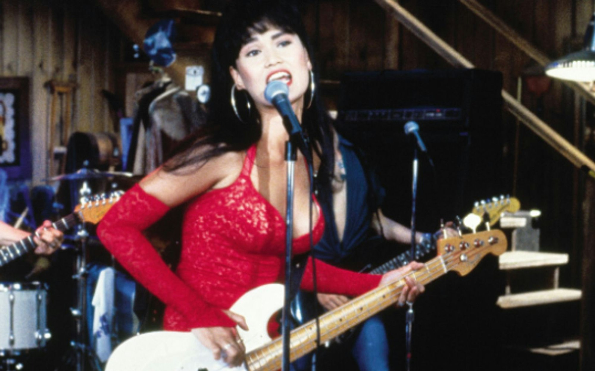 Sie verdrehte in „Wayne's World“ als Rockerbraut allen den Kopf: Tia Carrere in ihrer Rolle als Cassandra Wong. (Bild: Paramount Pictures Home Entertainment)