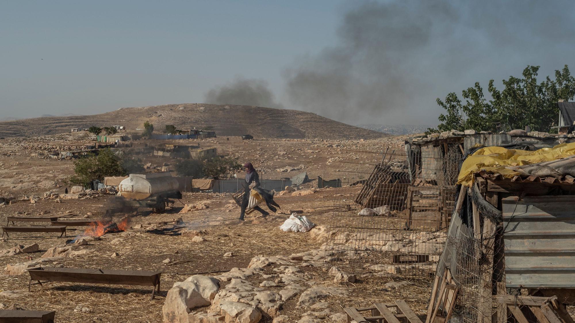 Palästinensische Bewohner sammeln und verpacken ihre Habseligkeiten, als sie ihr Dorf Maghayer Al-Dir nach israelischen Siedlerangriffen verlassen.