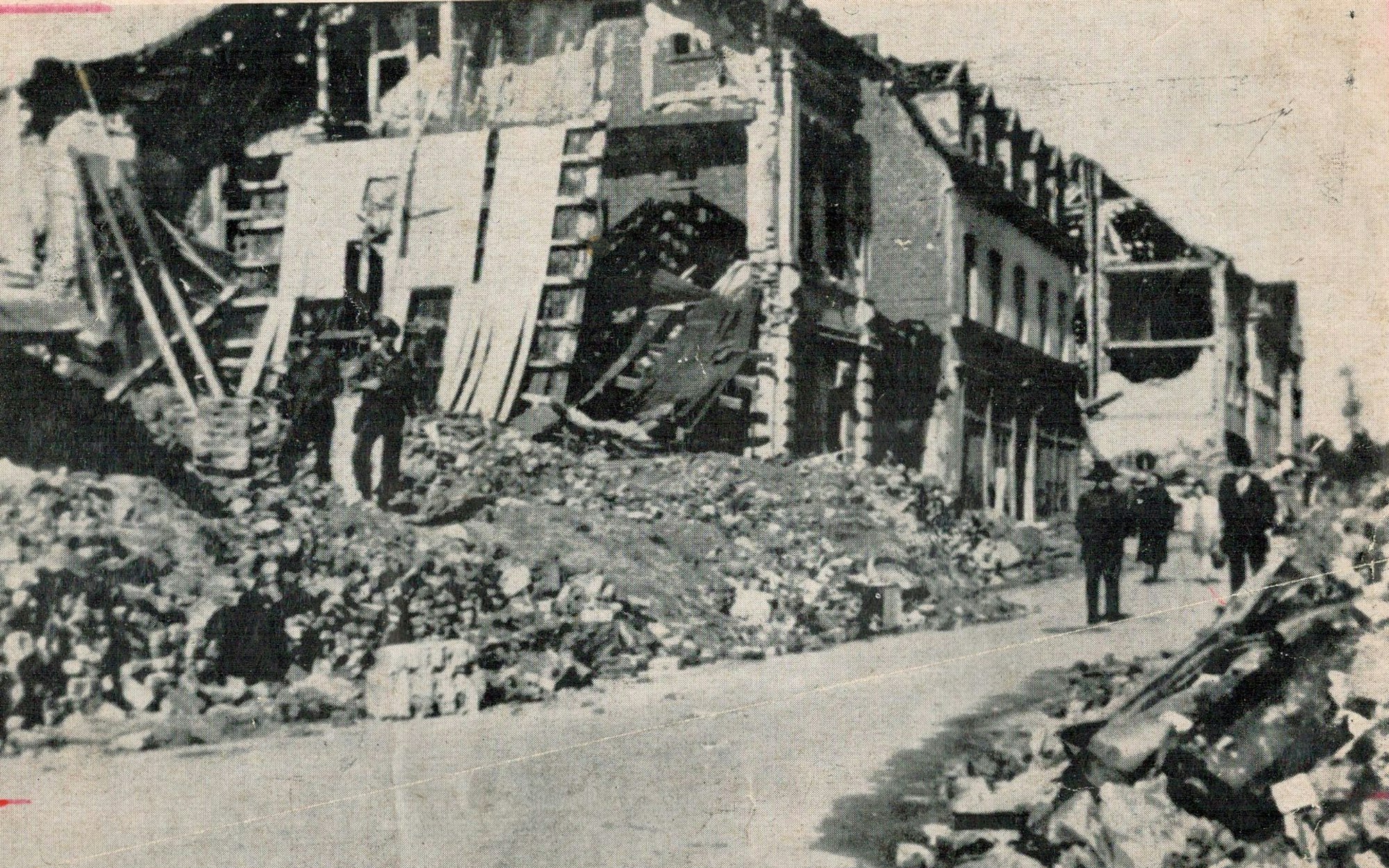 Die zerstörte Bahnhofstraße in Opladen 1945: Etwa 80 Prozent der damaligen Stadt waren zerstört worden.