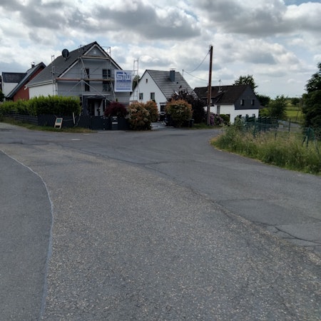 Brauchen die Mittelstraße und der rechts abzweigende Mühlenweg Gehwege und Laternen? Die Bürger fürchten hohe Kosten.