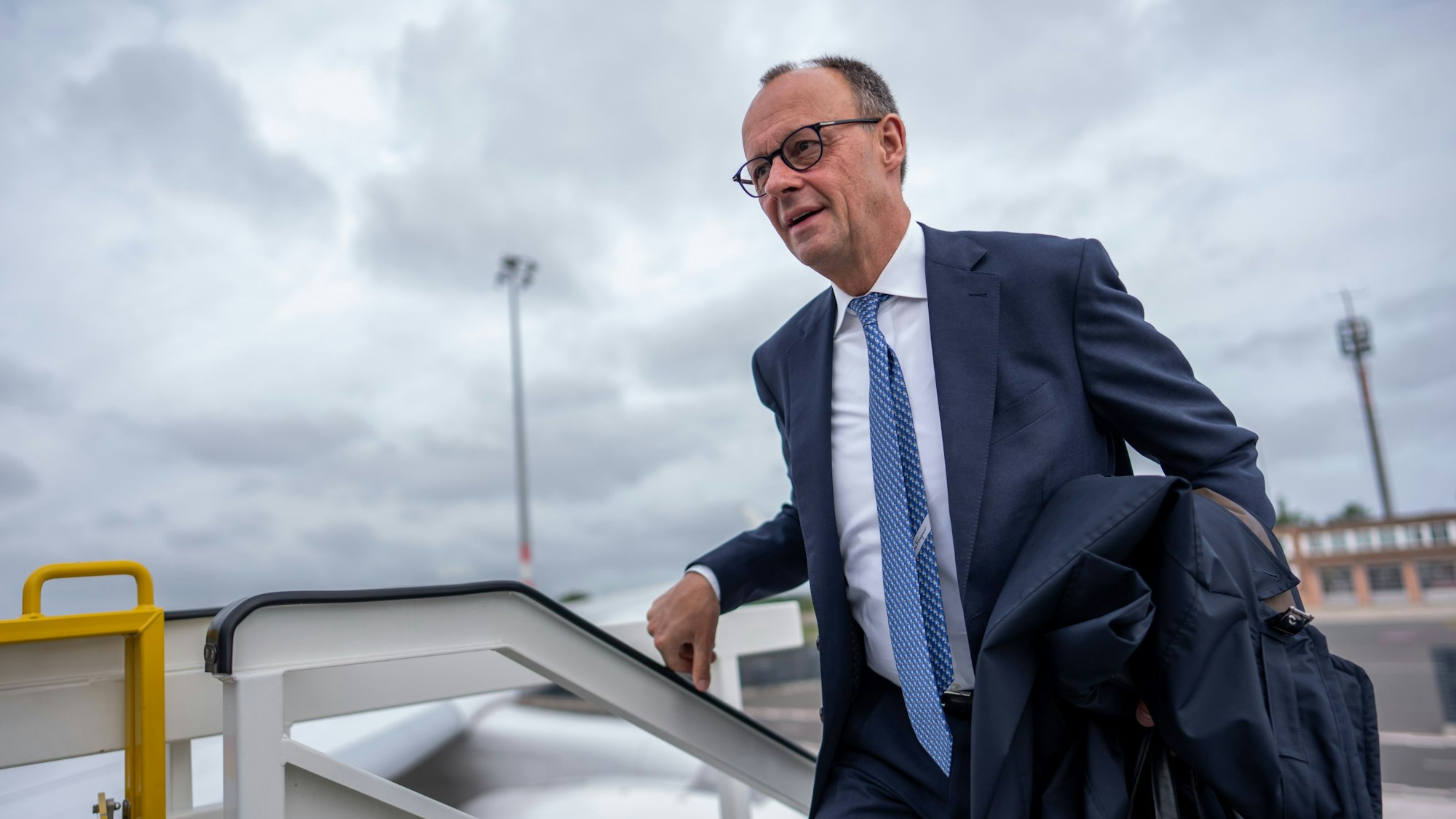 Bundeskanzler Friedrich Merz (CDU) steigt in ein Flugzeug der Flugbereitschaft der Luftwaffe, um nach Litauen zu fliegen. (Archivbild)