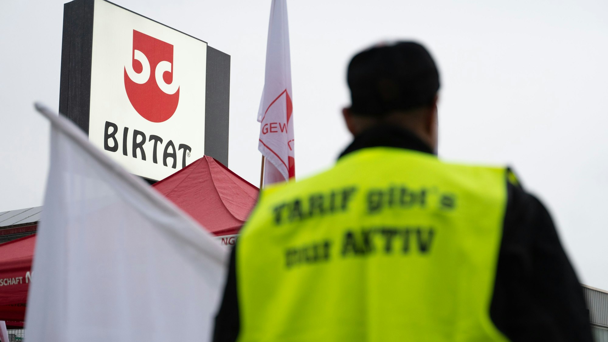 Ein Streikender steht vor der Dönerfabrik von Birtat. Der Streik wurde von der Gewerkschaft Nahrung-Genuss-Gaststätten (NGG) ausgerufen.