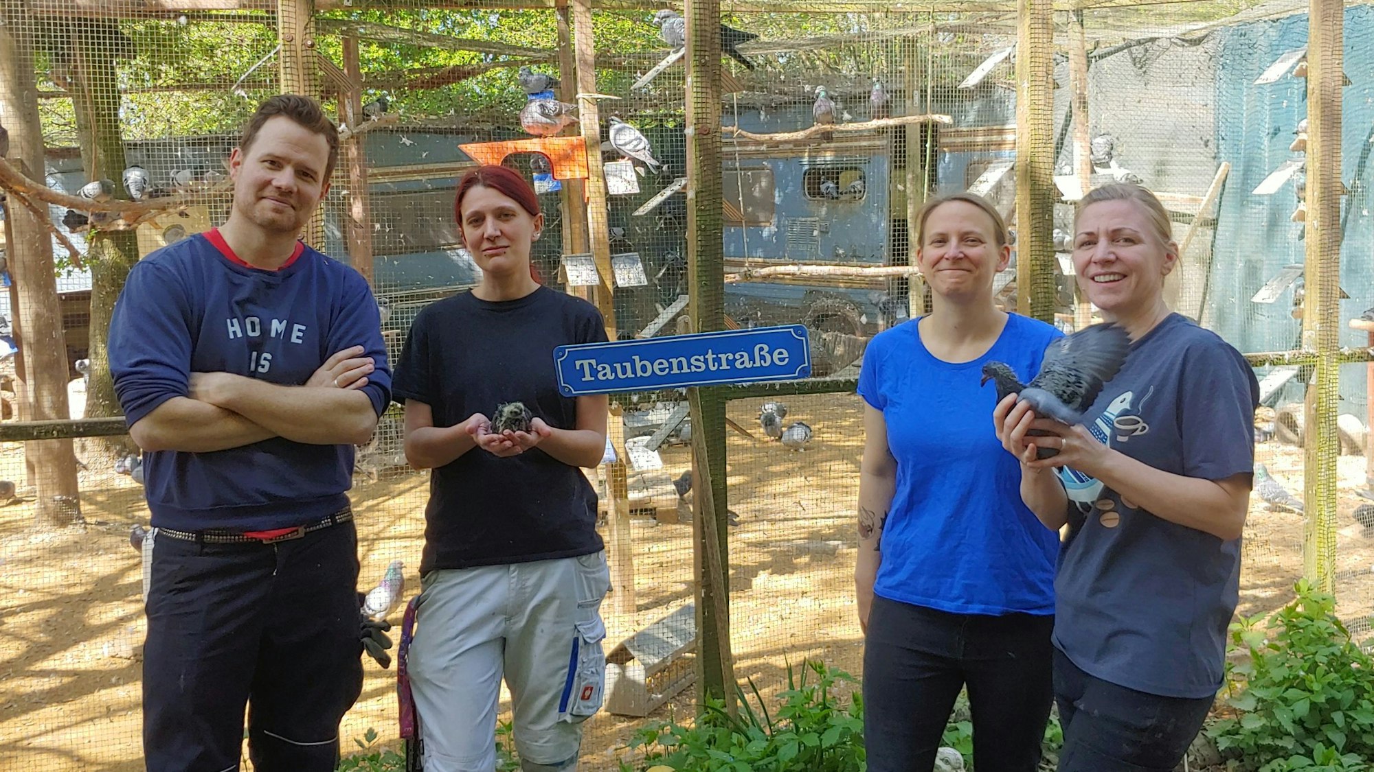 Sandra Brückner (2.v.rechts) und Philipp Schüll (links) mit dem Vereinsvorstand auf dem Gelände der „Kölner Taubenhilfe“ in Nippes.
