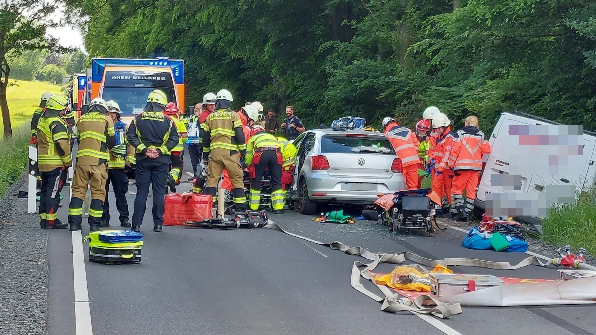 Schwerer Unfall mit drei Fahrzeuigen in Heister, Neunkirchen-seelscheid, auf der B56.
