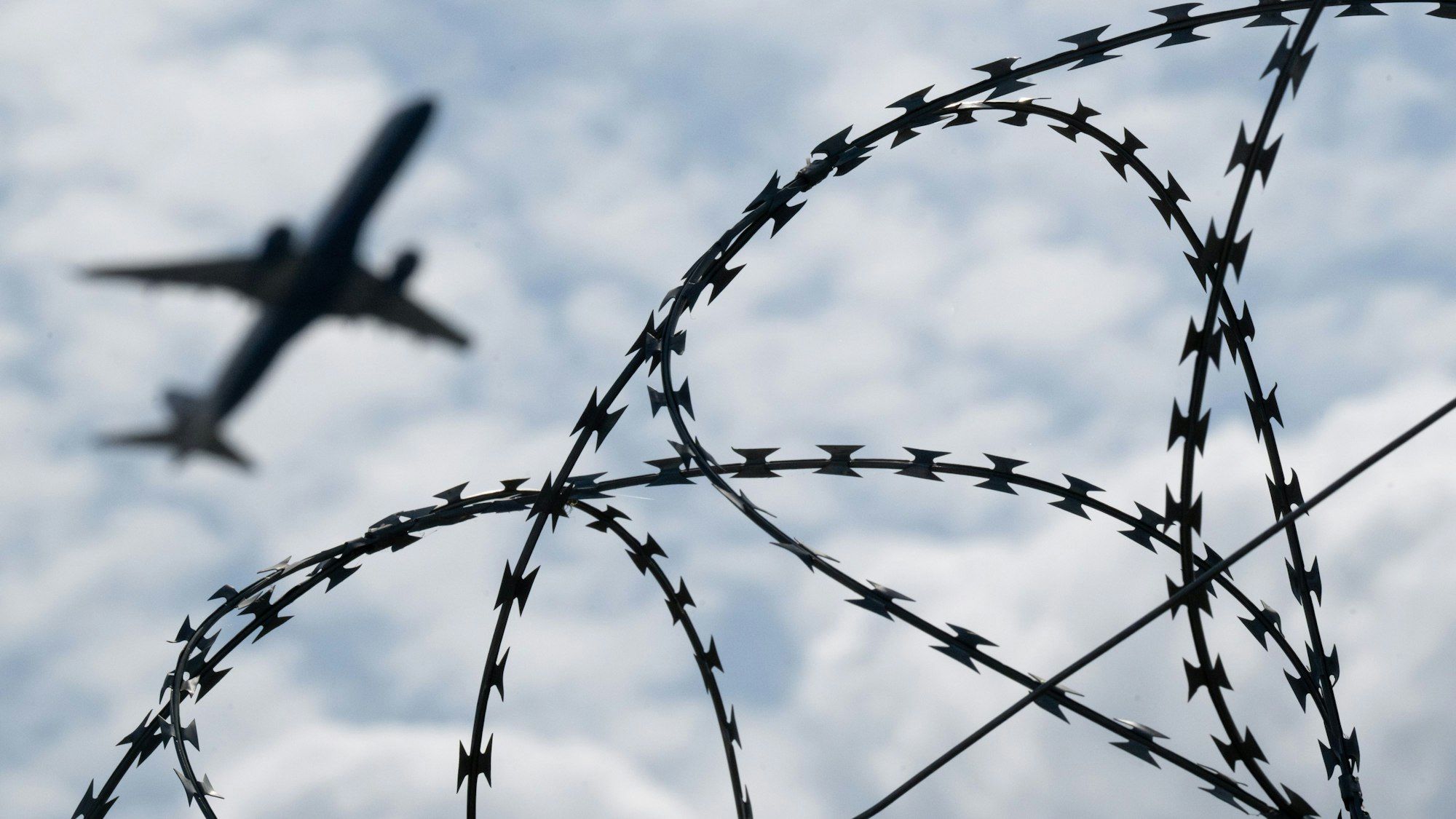 Deutschland schob im ersten Quartal 2025 über sechstausend Menschen ab. (Symbolbild)