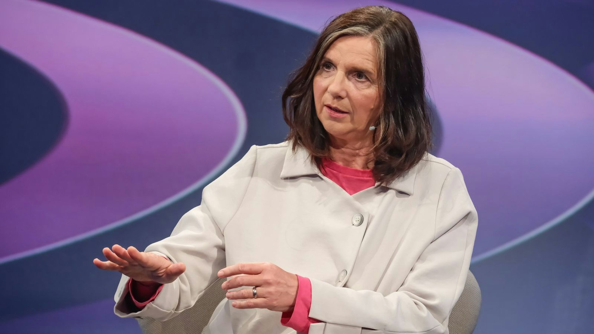 „Ich habe bei jeden Gesprächen Hoffnung. Alles andere wäre ja Quatsch“, sagt Katrin Göring-Eckardt in Bezug auf den Papst. (Bild: WDR/Oliver Ziebe)