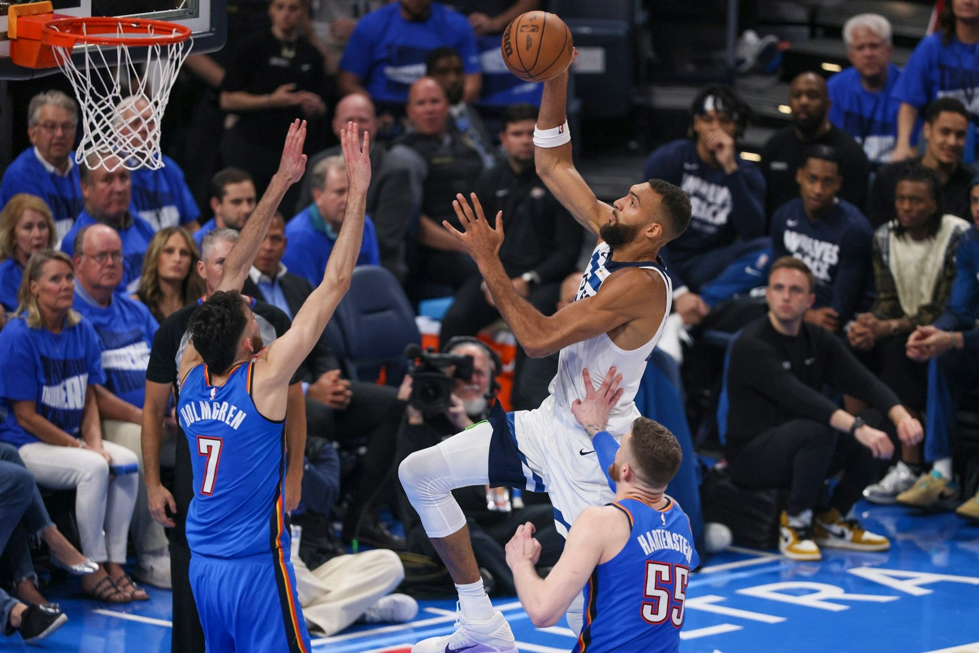 Holmgren (l) und Hartenstein (r) verloren die wenigsten Duelle mit Gobert: Dieser Korb war eine Ausnahme.