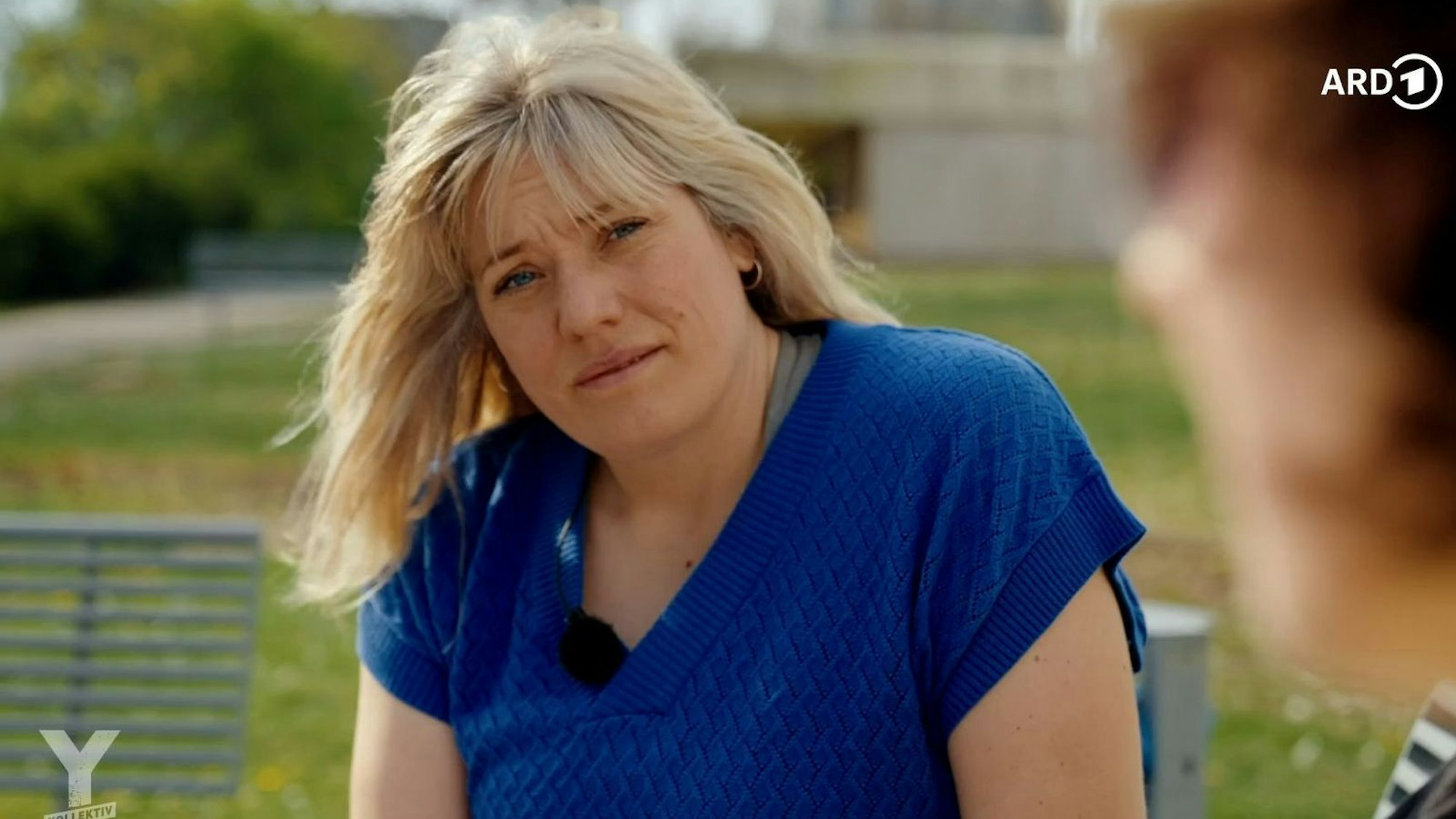 „Ausländer kriminell, Ossis rassistisch?“ - ARD-Reporterin Lena Elfers will wissen, was an den Klischees dran ist. (Bild: ARD)