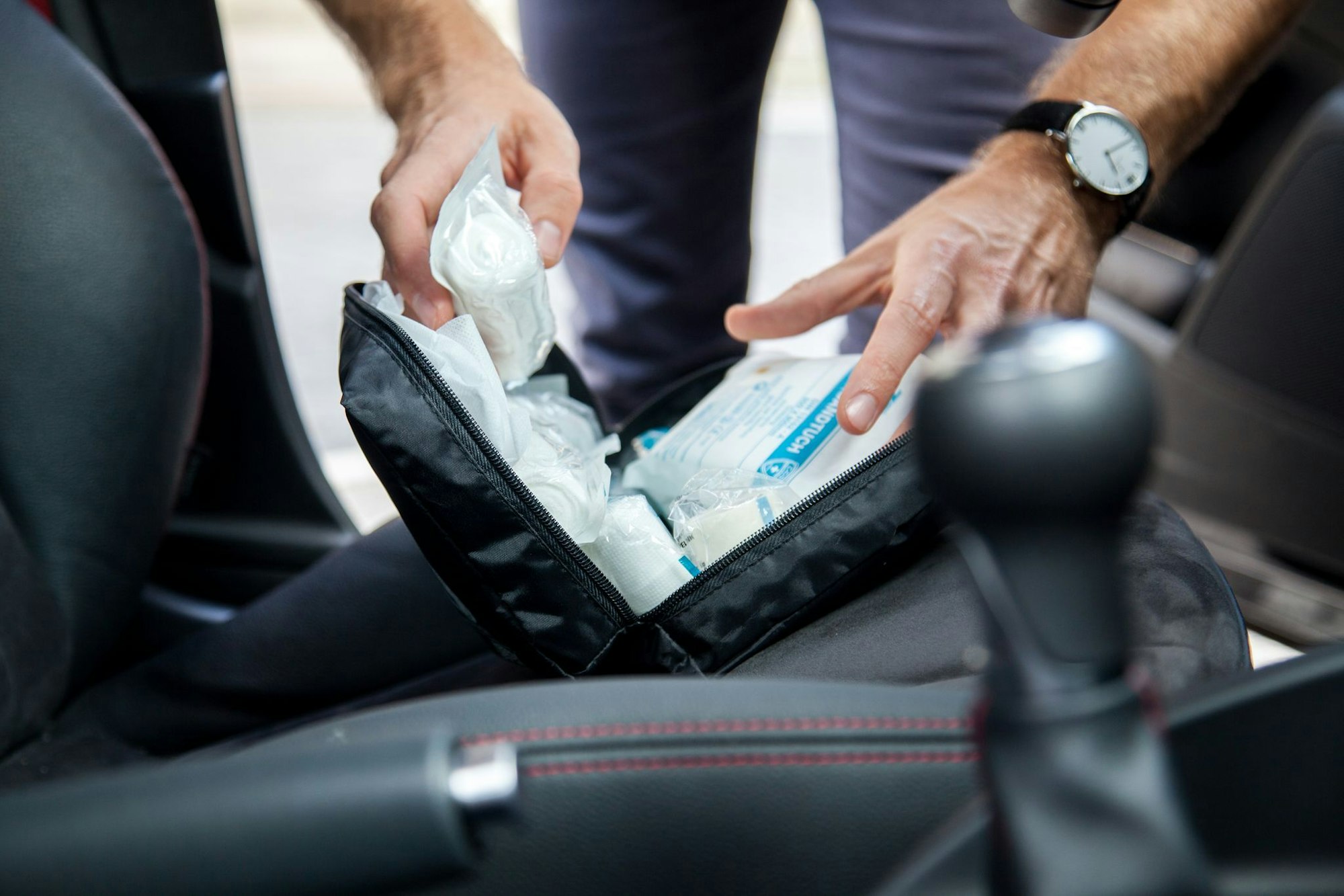 Sicher in den Urlaub – Zwei Wochen vor der Abfahrt sollte das Auto gründlich gecheckt werden – von Bremsen bis Verbandskasten.