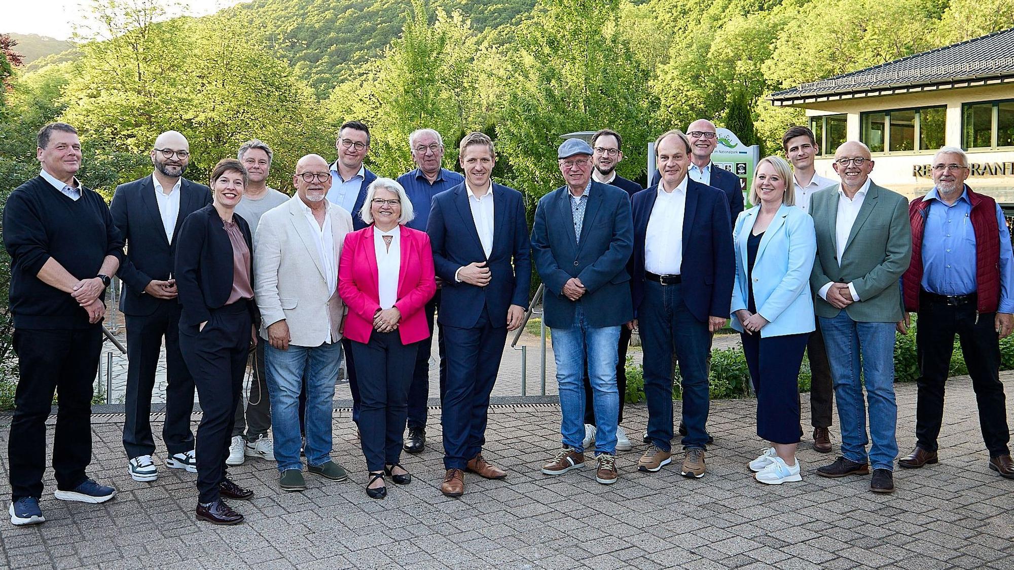 Die Direktkandidaten für den Kreistag haben sich zu einem Gruppenfoto aufgestellt.