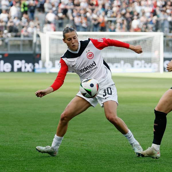ARCHIV - 12.04.2025, Hessen, Frankfurt/M.: Fußball, Frauen: Bundesliga, Eintracht Frankfurt - Bayern München, 19. Spieltag, Deutsche Bank Park. Carlotta Wamser (Eintracht Frankfurt, 30) l. versucht sich gegen Klara Buehl (FC Bayern Muenchen, 17) durchzusetzten. (zu dpa: «Eintracht-Fußballerinnen mit drei weiteren Abgängen») Foto: Heiko Becker/dpa +++ dpa-Bildfunk +++