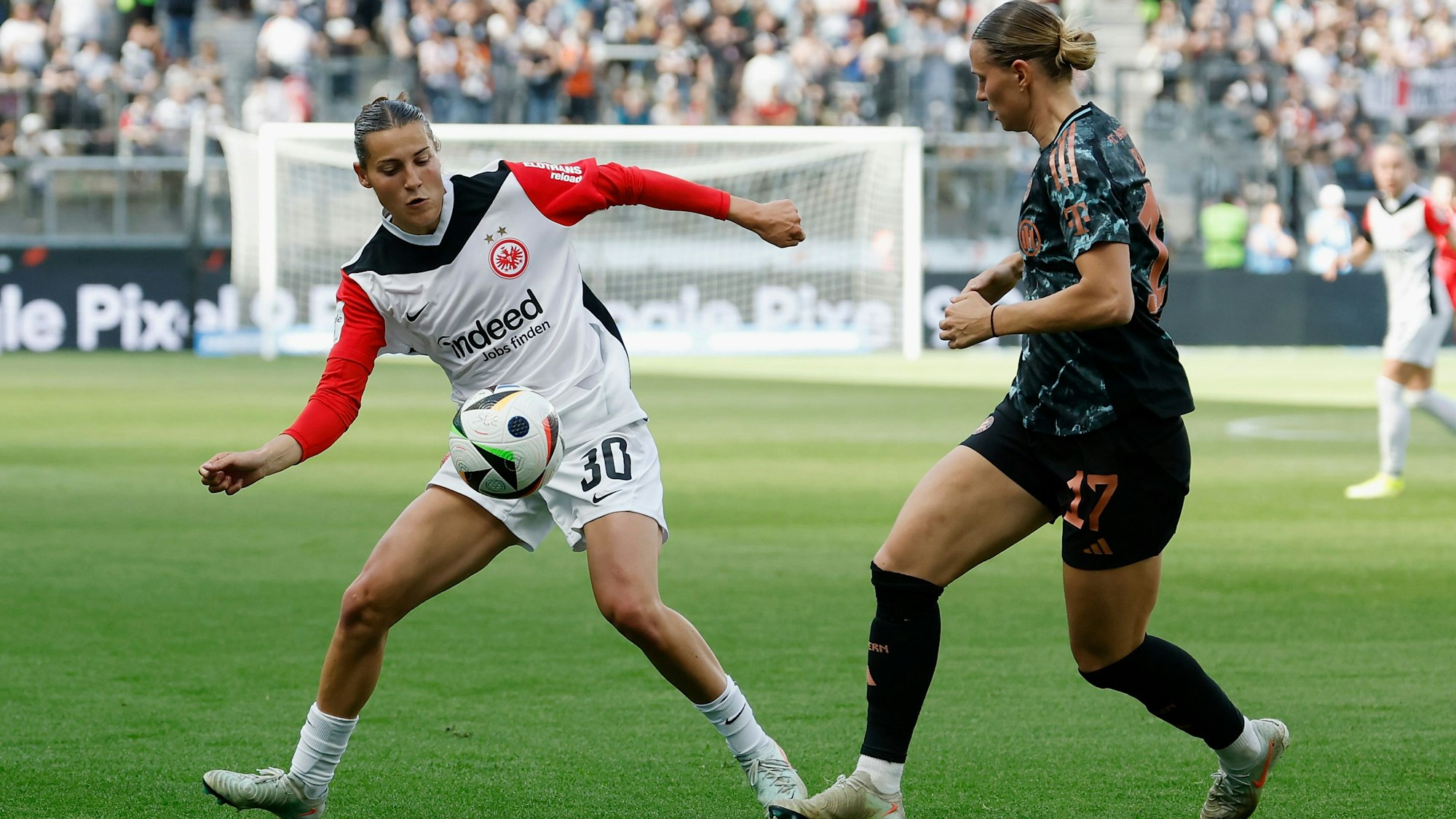 ARCHIV - 12.04.2025, Hessen, Frankfurt/M.: Fußball, Frauen: Bundesliga, Eintracht Frankfurt - Bayern München, 19. Spieltag, Deutsche Bank Park. Carlotta Wamser (Eintracht Frankfurt, 30) l. versucht sich gegen Klara Buehl (FC Bayern Muenchen, 17) durchzusetzten. (zu dpa: «Eintracht-Fußballerinnen mit drei weiteren Abgängen») Foto: Heiko Becker/dpa +++ dpa-Bildfunk +++