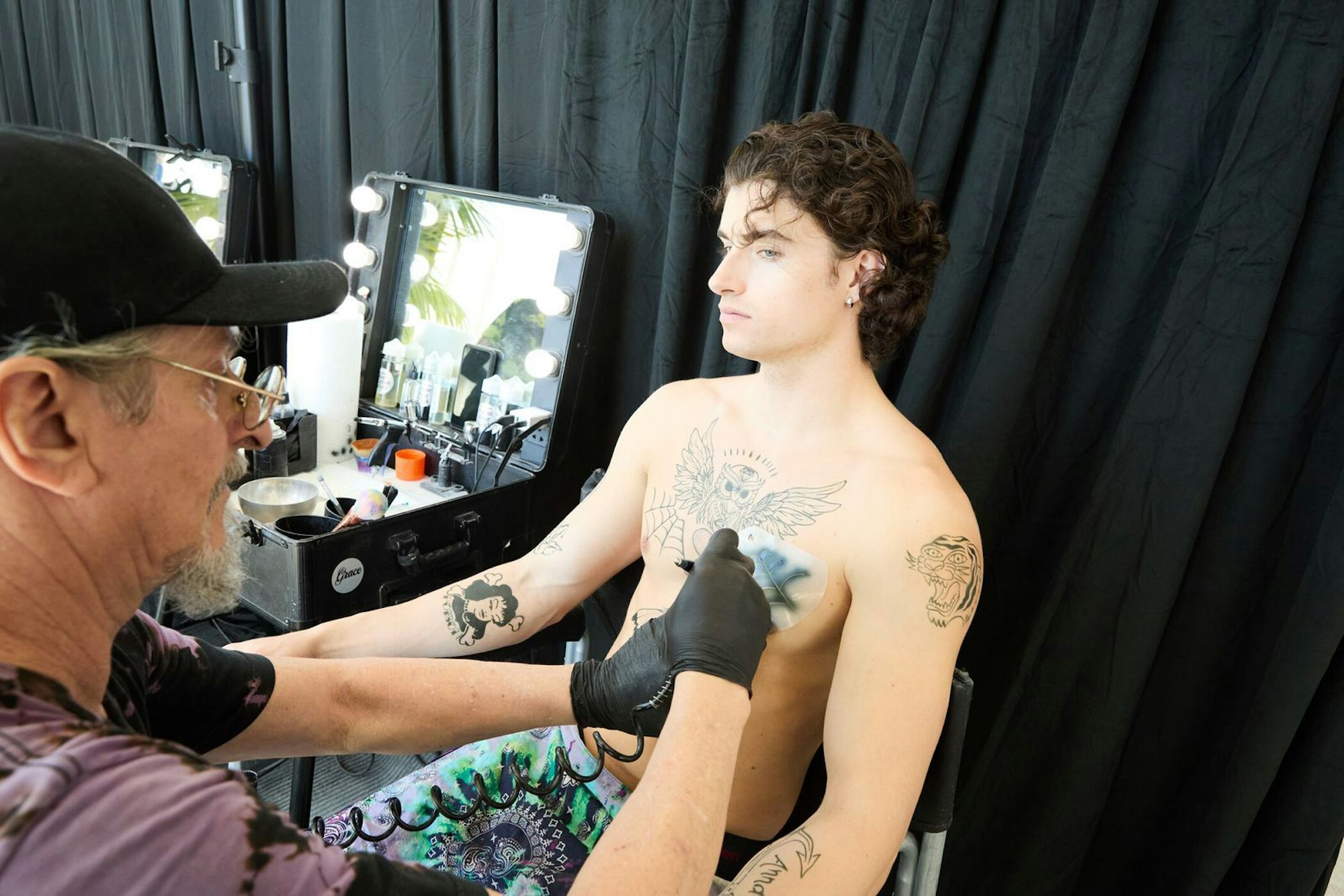 Kevin bekommt ein Airbrush-Tatto fürs Shooting verpasst. (Bild: ProSieben/Max Montgomery)