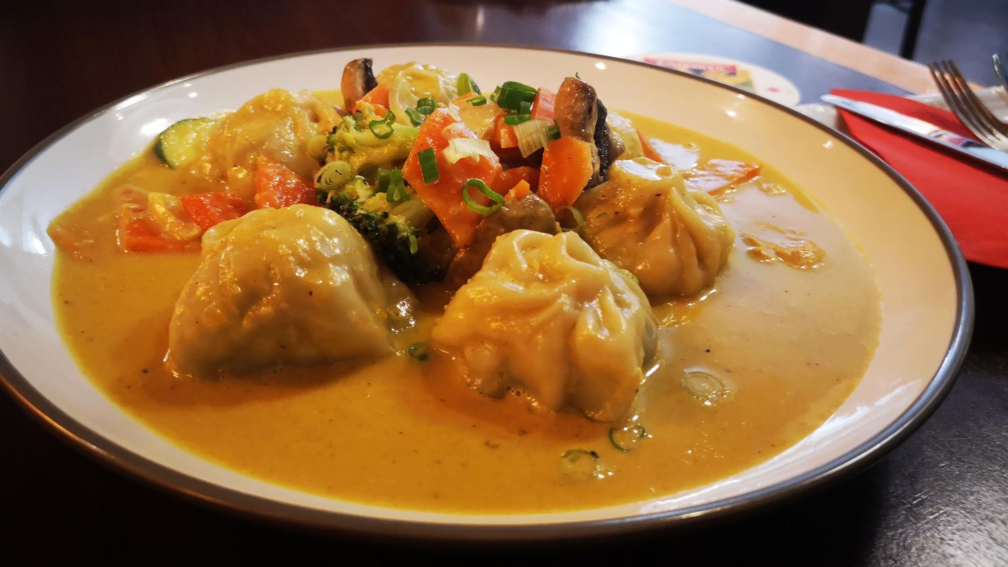 Curry-Momos mit Gemüse und Schafskäse gefüllt.