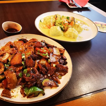 Gastrotipp: Tibetisch in Siegburg: Kam Thuk mit Hühnchen und Curry-Teigtaschen.