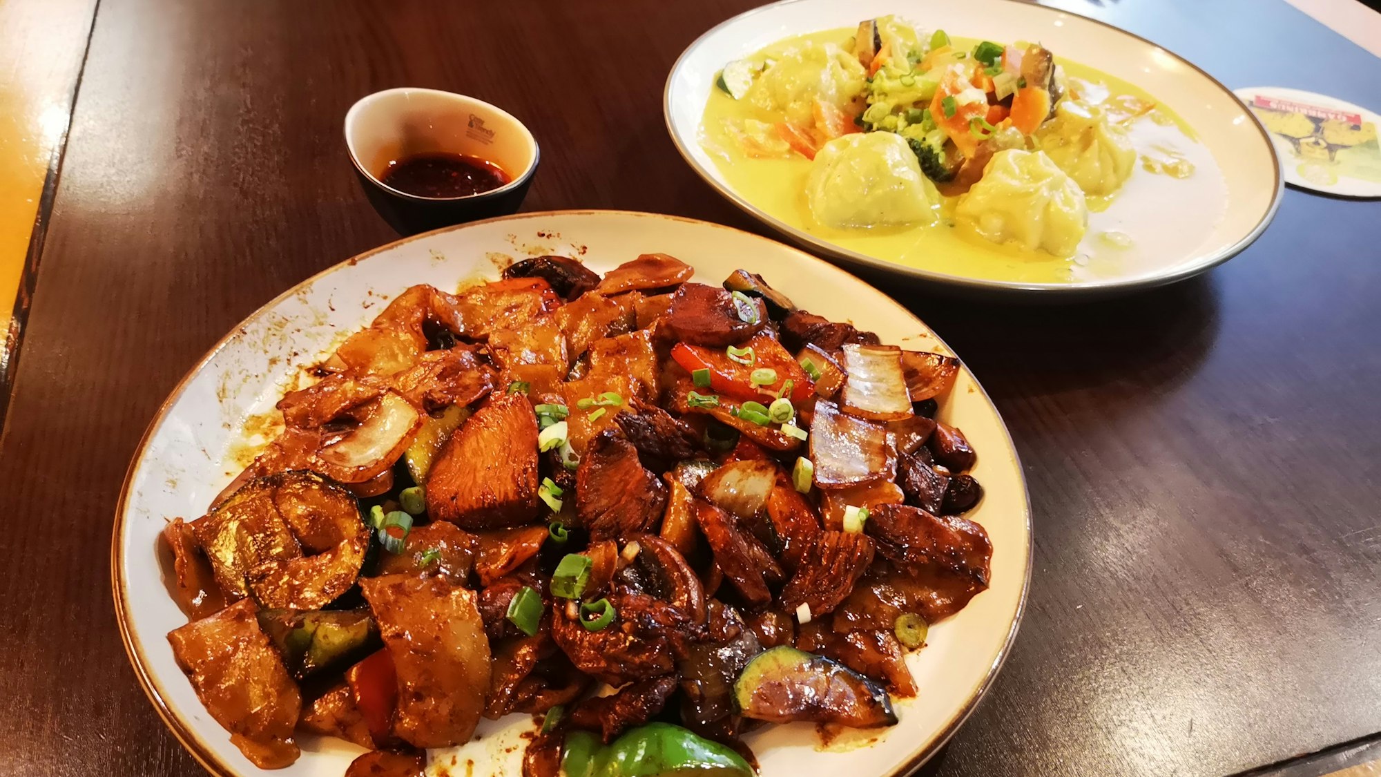 Gastrotipp: Tibetisch in Siegburg: Kam Thuk mit Hühnchen und Curry-Teigtaschen.