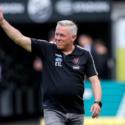 Olaf Janßen Janssen, Trainer, Cheftrainer, Viktoria, mit Daumen nach oben, Geste, Gestik, zuversichtlich, positiv, optimistisch, Freude, freuen, freut sich, Einzelbild, Einzelfoto, Aktion, Action, 17.05.2025, Sandhausen Deutschland, Fussball, 3. Liga, SV Sandhausen - FC Viktoria Köln, DFB/DFL REGULATIONS PROHIBIT ANY USE OF PHOTOGRAPHS AS IMAGE SEQUENCES AND/OR QUASI-VIDEO. *** Olaf Janßen Janssen, coach, head coach, Viktoria , with thumbs up, gesture, gesture, confident, positive, optimistic, joy, rejoice, rejoicing, single picture, single photo, action, action, 17 05 2025, Sandhausen Germany , Football, 3 Liga, SV Sandhausen FC Viktoria Köln, DFB DFL REGULATIONS PROHIBIT ANY USE OF PHOTOGRAPHS AS IMAGE SEQUENCES AND OR QUASI VIDEO xozx