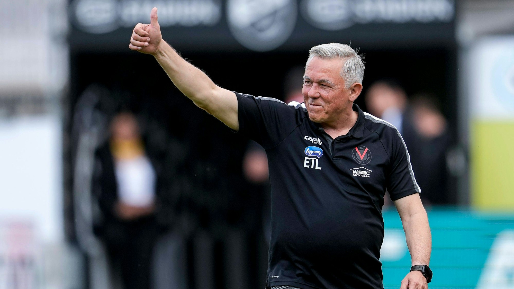 Olaf Janßen Janssen, Trainer, Cheftrainer, Viktoria, mit Daumen nach oben, Geste, Gestik, zuversichtlich, positiv, optimistisch, Freude, freuen, freut sich, Einzelbild, Einzelfoto, Aktion, Action, 17.05.2025, Sandhausen Deutschland, Fussball, 3. Liga, SV Sandhausen - FC Viktoria Köln, DFB/DFL REGULATIONS PROHIBIT ANY USE OF PHOTOGRAPHS AS IMAGE SEQUENCES AND/OR QUASI-VIDEO. *** Olaf Janßen Janssen, coach, head coach, Viktoria , with thumbs up, gesture, gesture, confident, positive, optimistic, joy, rejoice, rejoicing, single picture, single photo, action, action, 17 05 2025, Sandhausen Germany , Football, 3 Liga, SV Sandhausen FC Viktoria Köln, DFB DFL REGULATIONS PROHIBIT ANY USE OF PHOTOGRAPHS AS IMAGE SEQUENCES AND OR QUASI VIDEO xozx