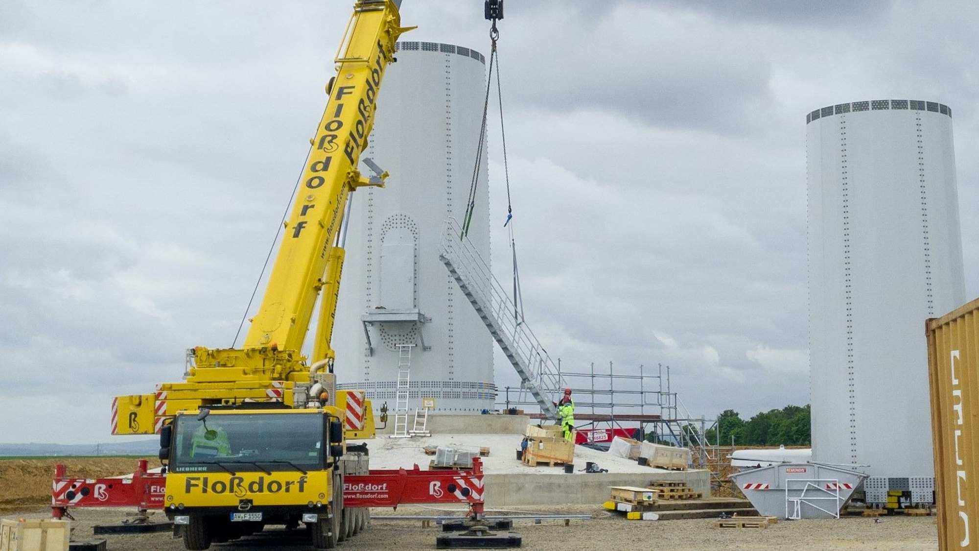 Das Bild zeigt einen Blick auf die Windpark-Baustelle bei Rövenich.
