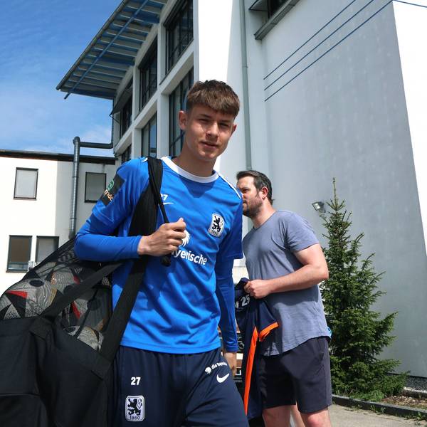 Fussball, Herren, 3.Liga, Saison 2024/2025, TSV 1860 München, Training, Grünwalder Strasse 114 Raphael Ott TSV 1860 München mit einem Ballnetz auf dem Weg zum Trainingsplatz *** Football, Men, 3 Liga, Season 2024 2025, TSV 1860 Munich, Training, Grünwalder Strasse 114 Raphael Ott TSV 1860 Munich with a ball net on the way to the training ground