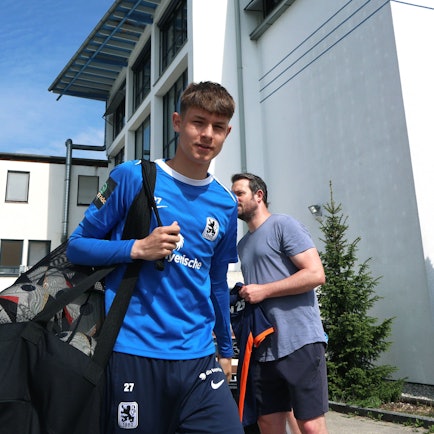 Fussball, Herren, 3.Liga, Saison 2024/2025, TSV 1860 München, Training, Grünwalder Strasse 114 Raphael Ott TSV 1860 München mit einem Ballnetz auf dem Weg zum Trainingsplatz *** Football, Men, 3 Liga, Season 2024 2025, TSV 1860 Munich, Training, Grünwalder Strasse 114 Raphael Ott TSV 1860 Munich with a ball net on the way to the training ground