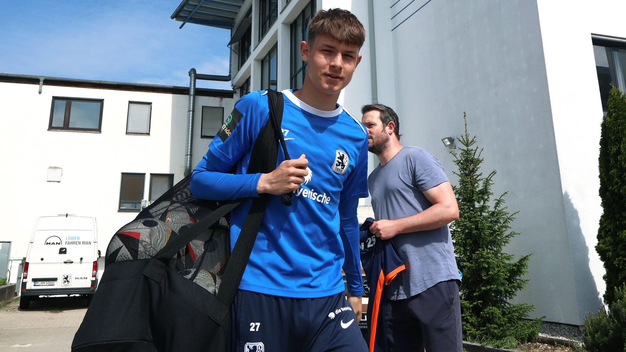 Fussball, Herren, 3.Liga, Saison 2024/2025, TSV 1860 München, Training, Grünwalder Strasse 114 Raphael Ott TSV 1860 München mit einem Ballnetz auf dem Weg zum Trainingsplatz *** Football, Men, 3 Liga, Season 2024 2025, TSV 1860 Munich, Training, Grünwalder Strasse 114 Raphael Ott TSV 1860 Munich with a ball net on the way to the training ground