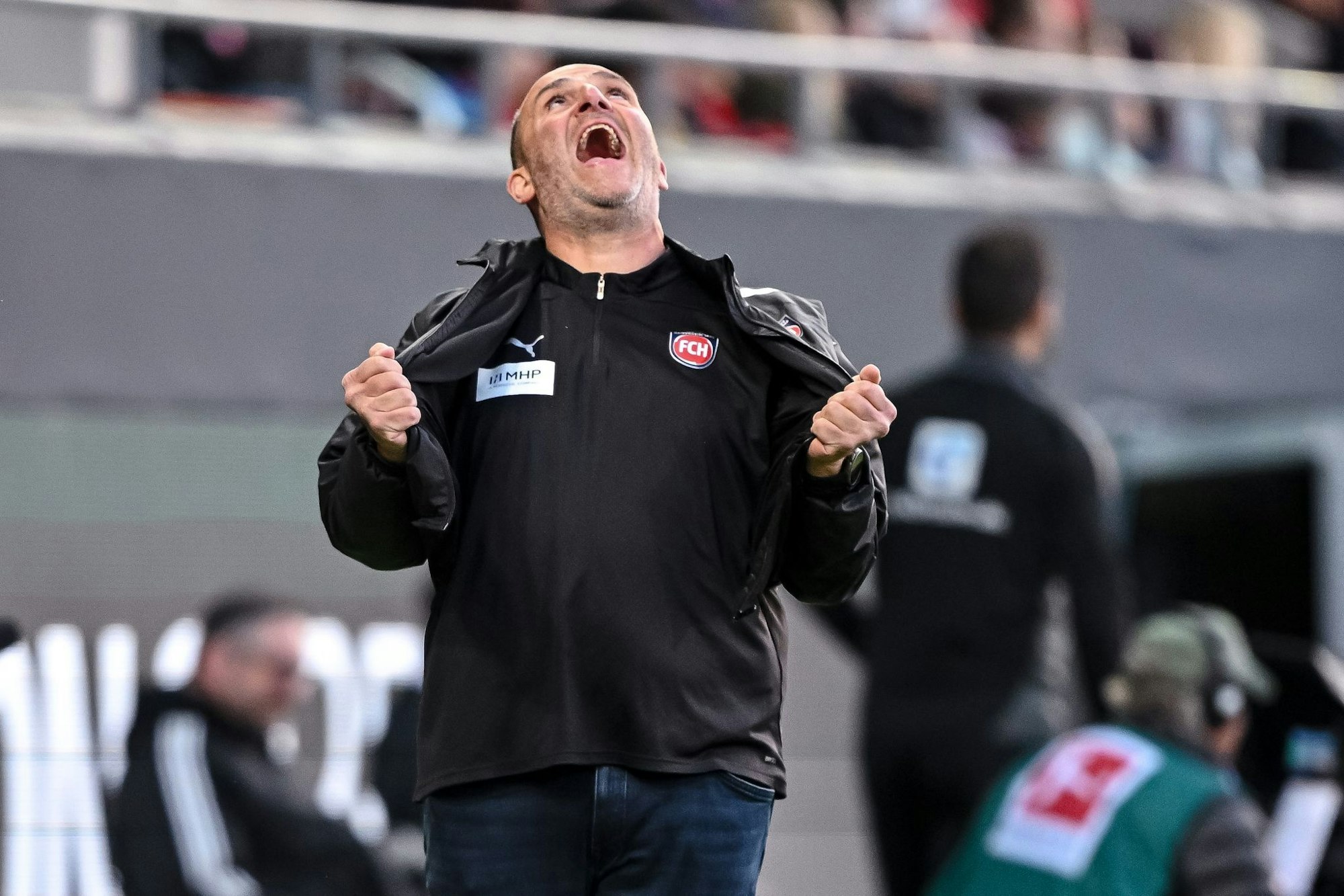 Nichts für schwache Nerven: Heidenheims Trainer Frank Schmidt beim Hinspiel.